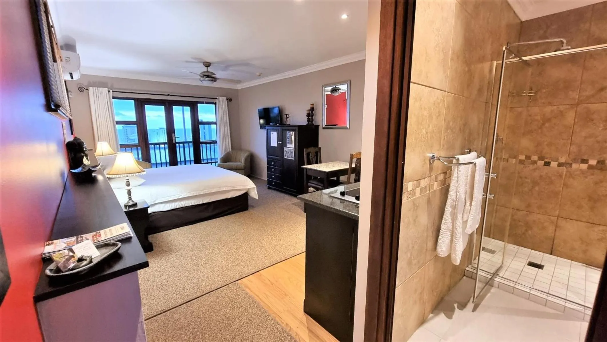 Bedroom, Bed in Crooked Tree Cottage