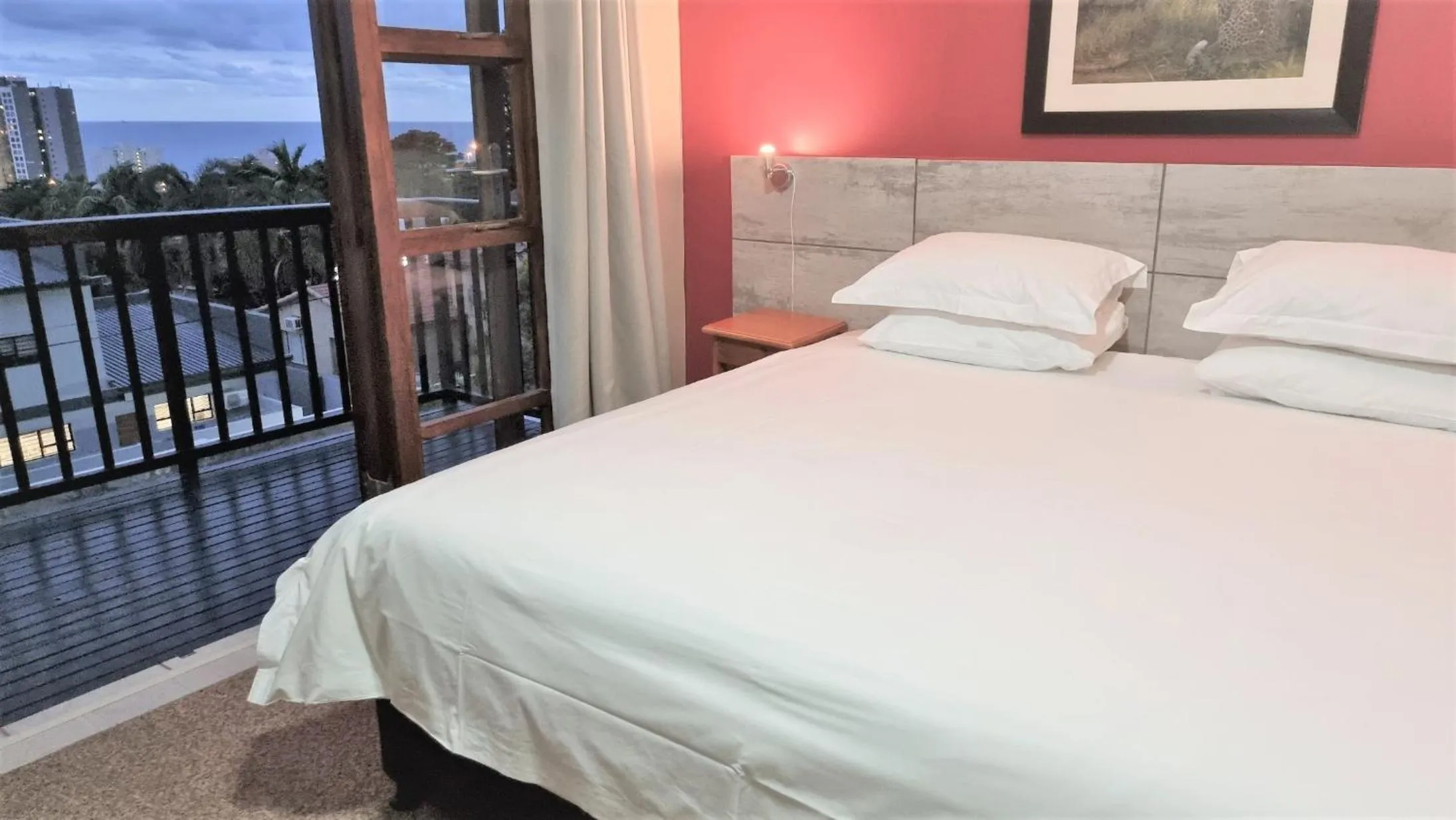 Bedroom, Bed in Crooked Tree Cottage