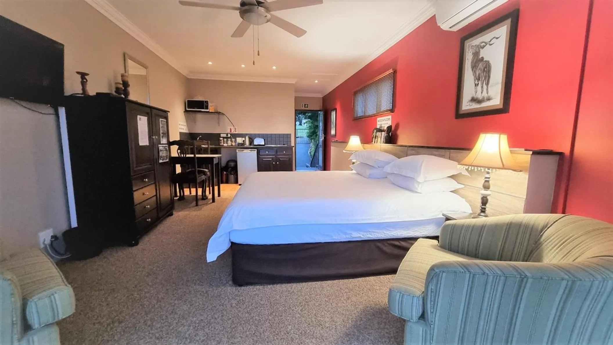 Bedroom, Bed in Crooked Tree Cottage