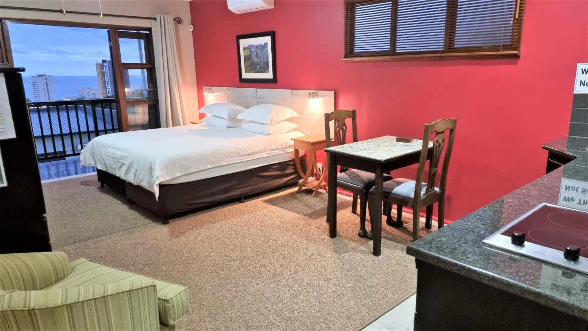 Bedroom, Bed in Crooked Tree Cottage