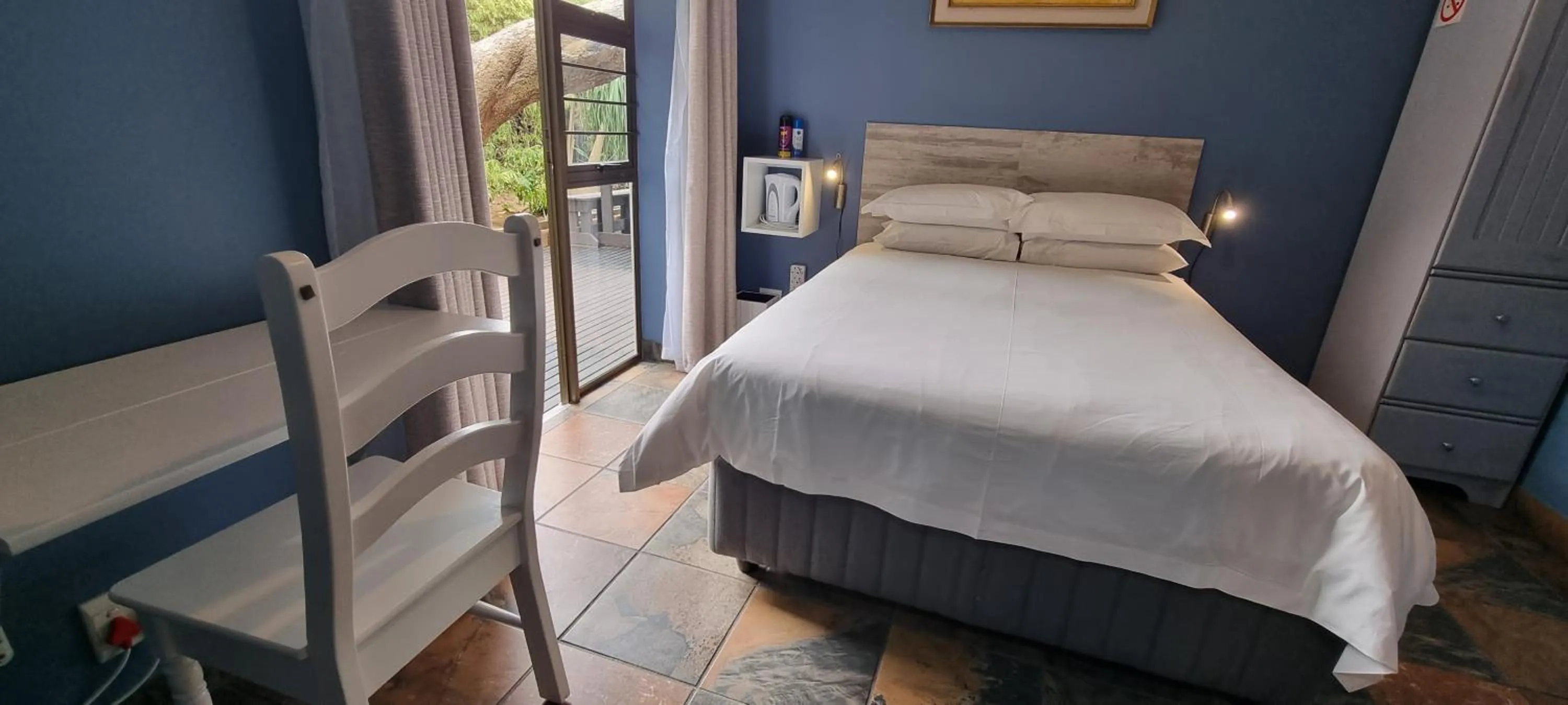 Photo of the whole room, Bed in Crooked Tree Cottage