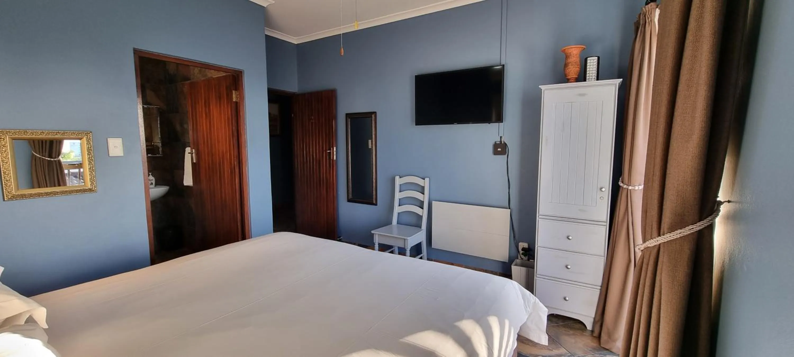 Photo of the whole room, Bed in Crooked Tree Cottage