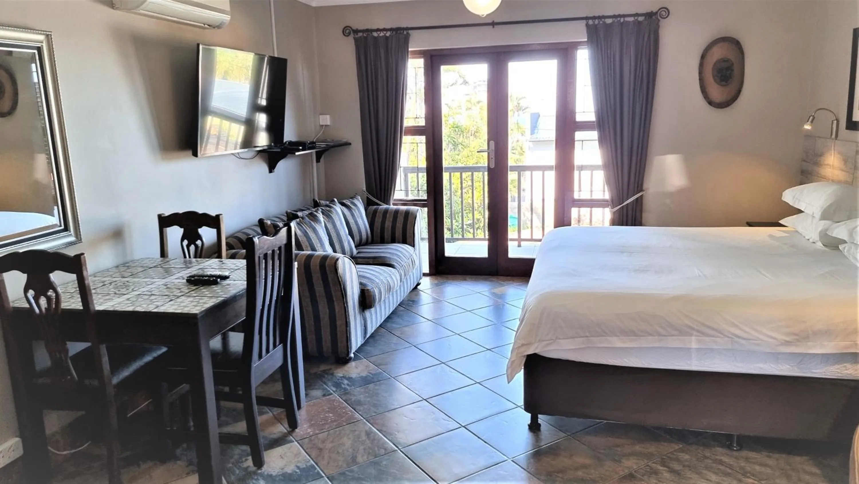 Bedroom, Bed in Crooked Tree Cottage