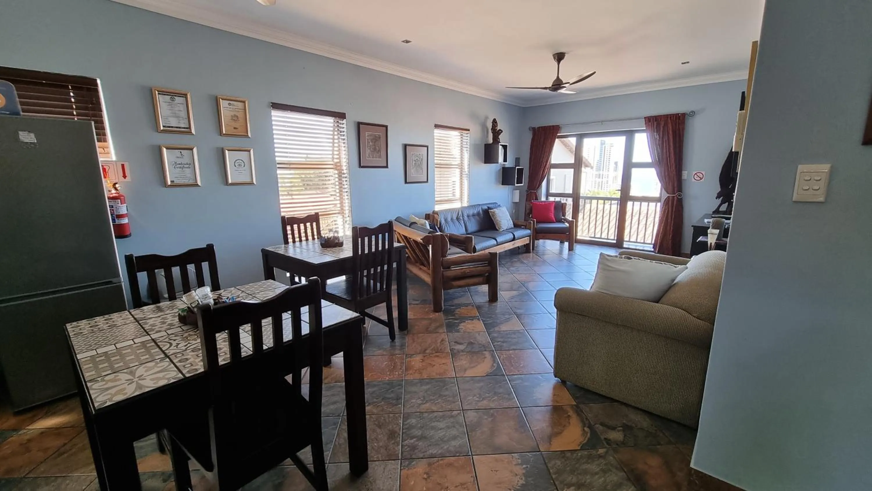 Lounge or bar in Crooked Tree Cottage