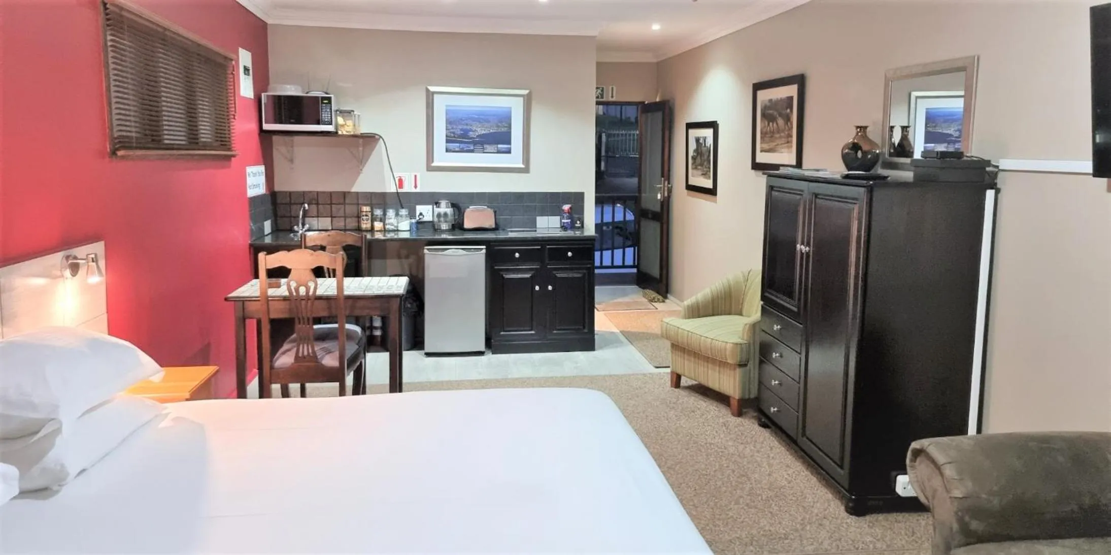 Bedroom, Bed in Crooked Tree Cottage