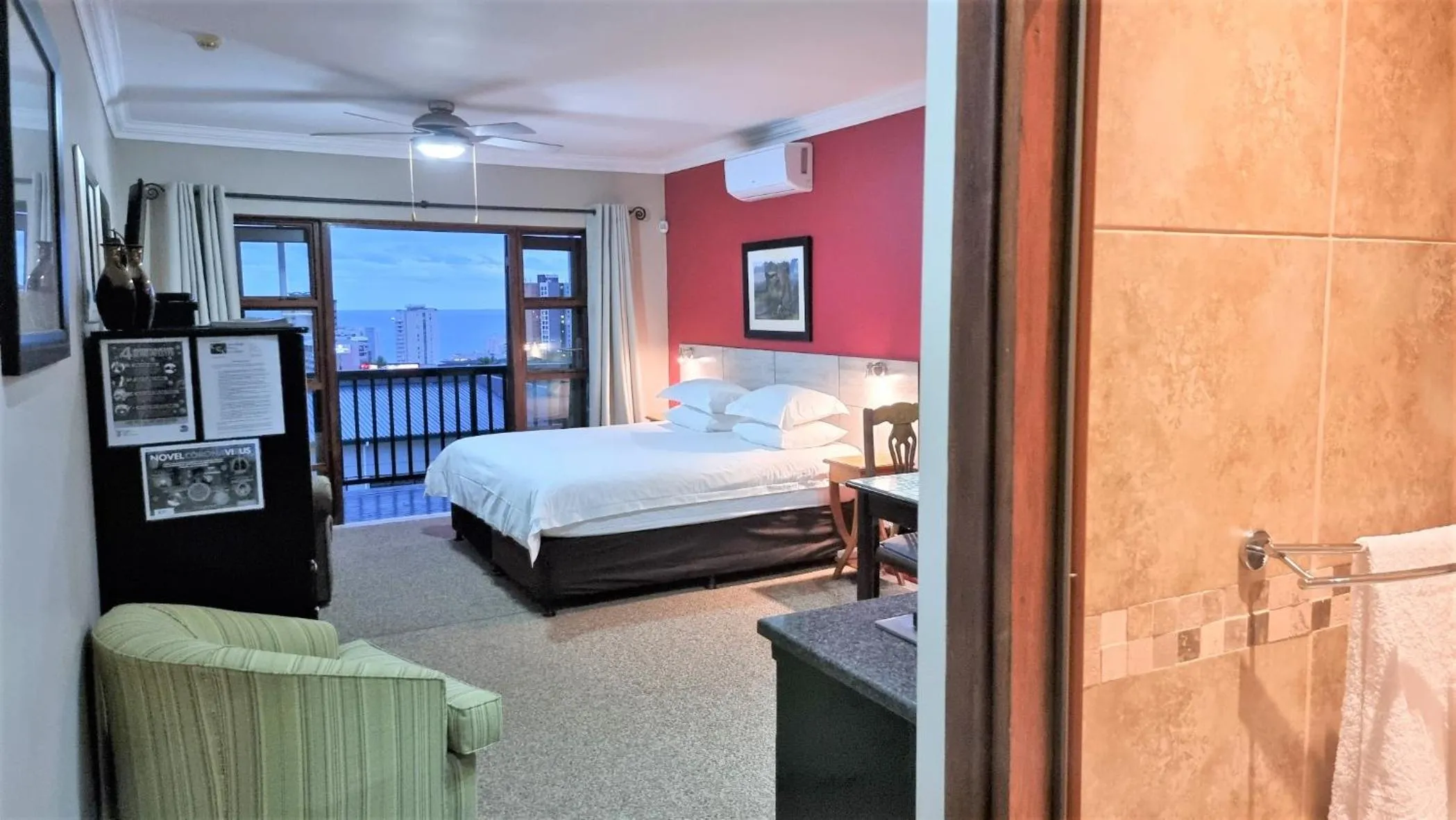 Bedroom, Bed in Crooked Tree Cottage