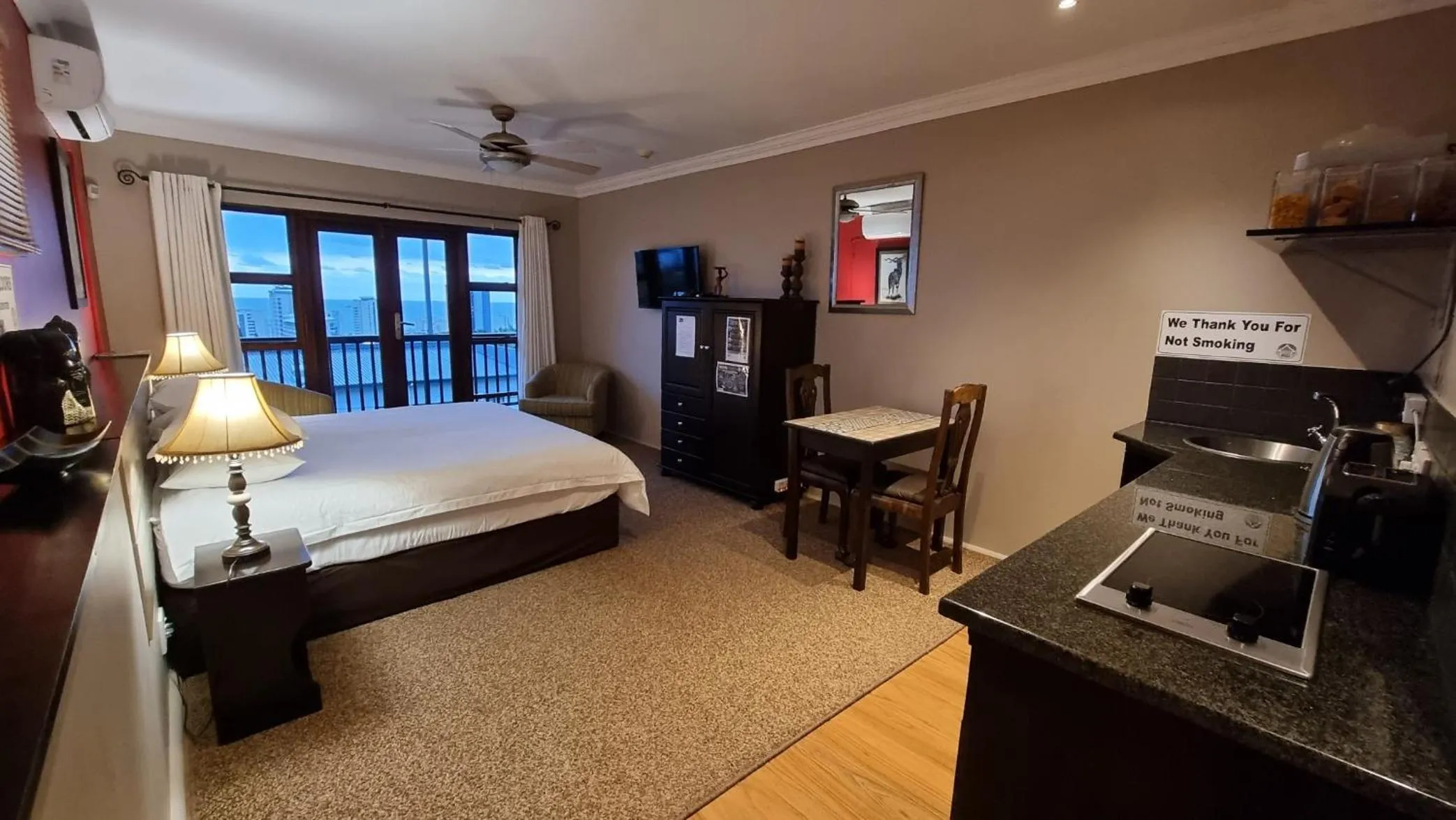 Bedroom, Bed in Crooked Tree Cottage