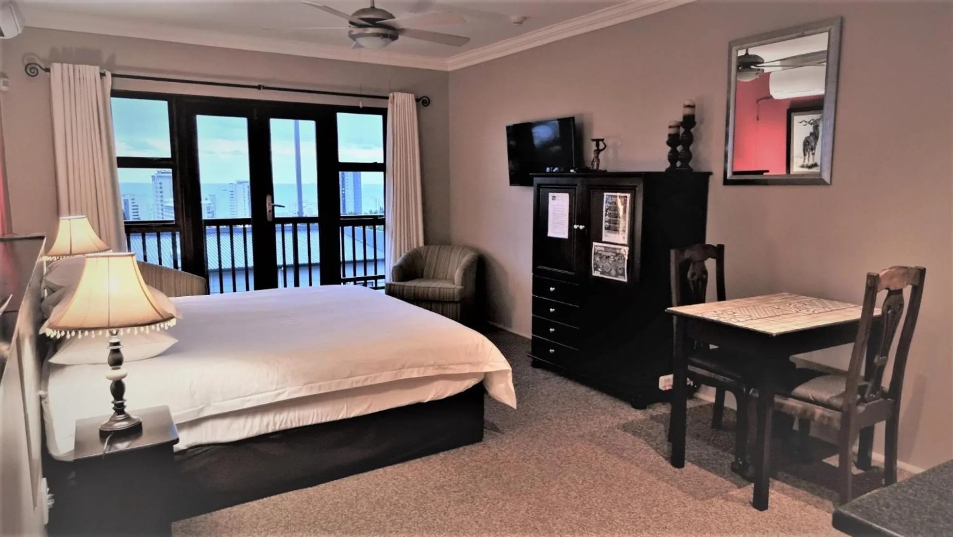 Bedroom, Bed in Crooked Tree Cottage