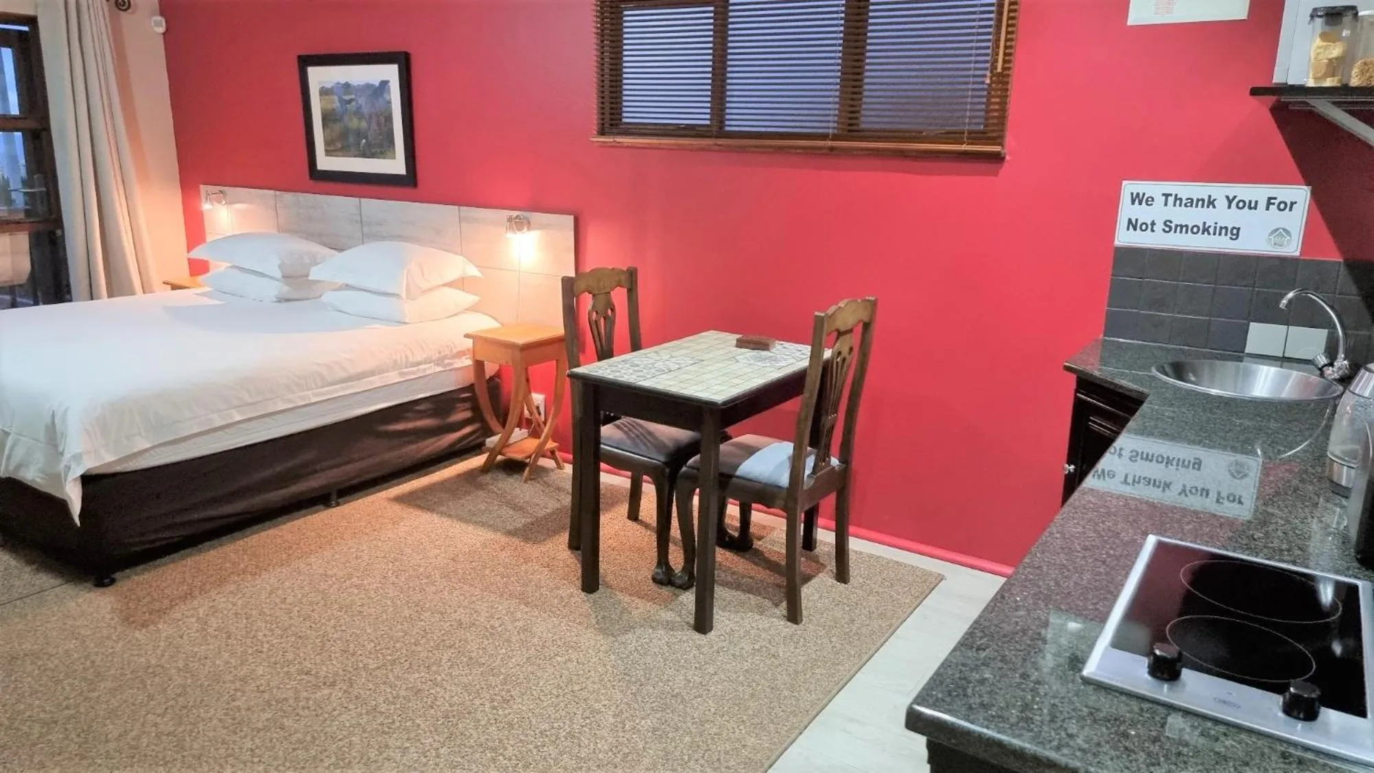 Bedroom, Bed in Crooked Tree Cottage