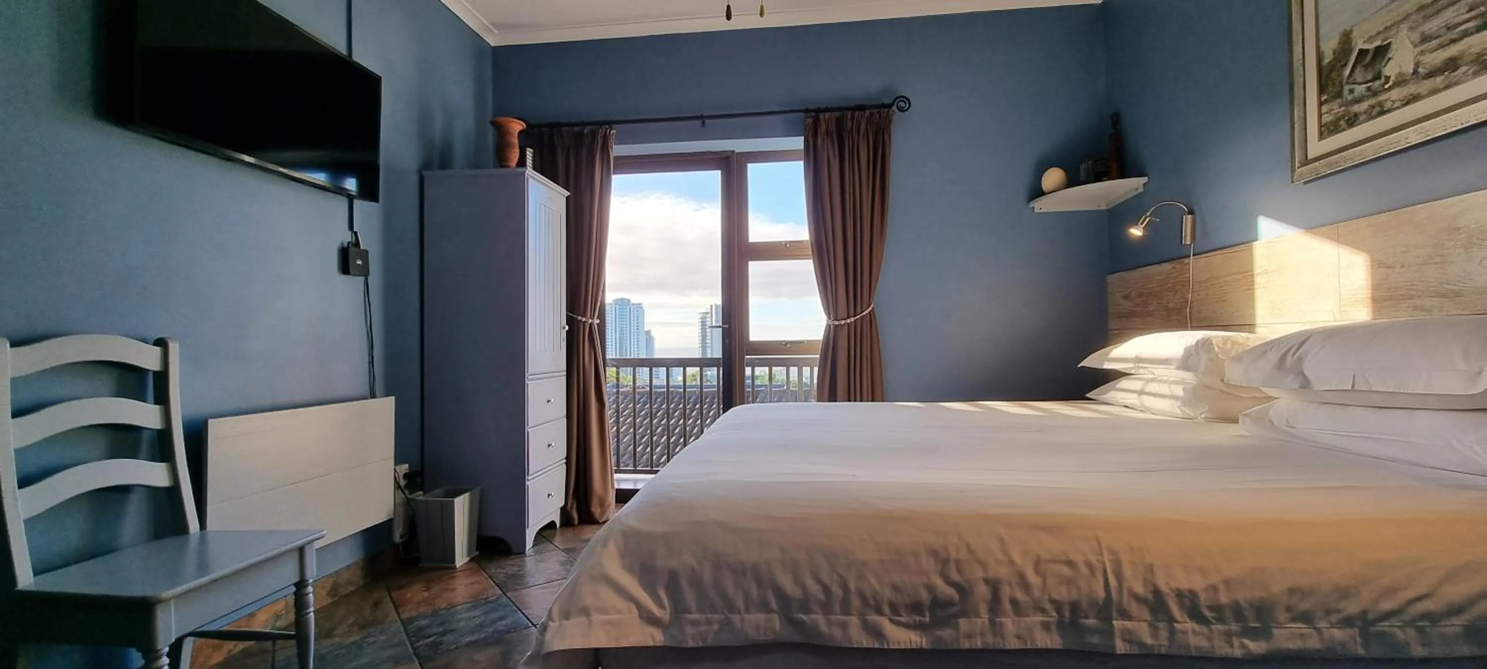 Photo of the whole room, Bed in Crooked Tree Cottage