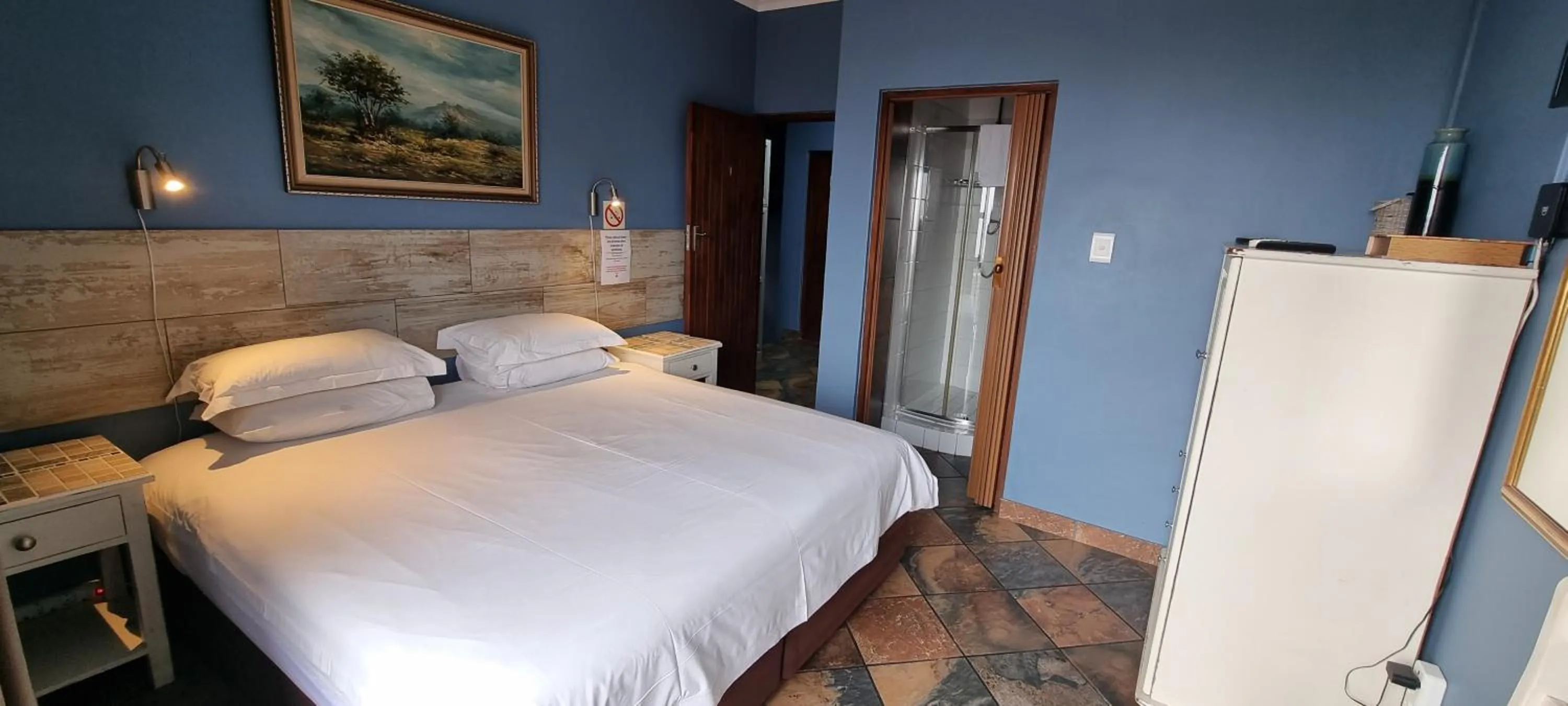 Photo of the whole room, Bed in Crooked Tree Cottage