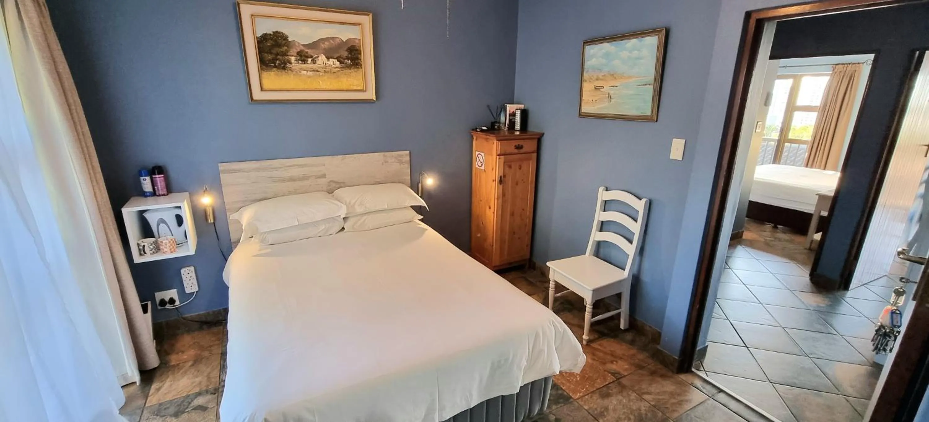 Photo of the whole room, Bed in Crooked Tree Cottage