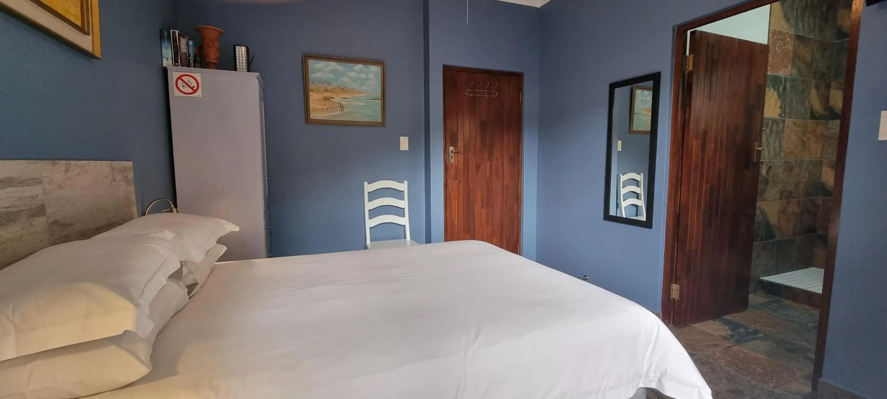 Photo of the whole room, Bed in Crooked Tree Cottage