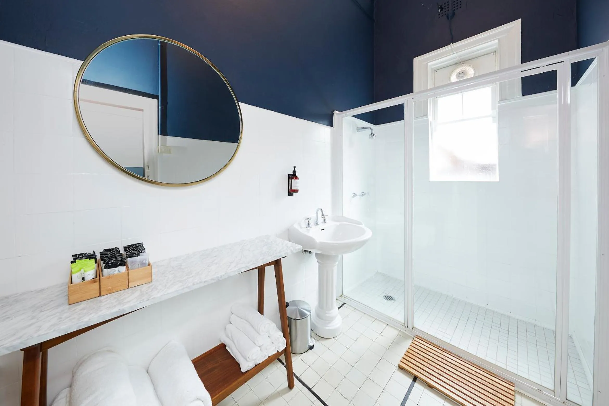 Property building in Bridgeview Hotel Willoughby