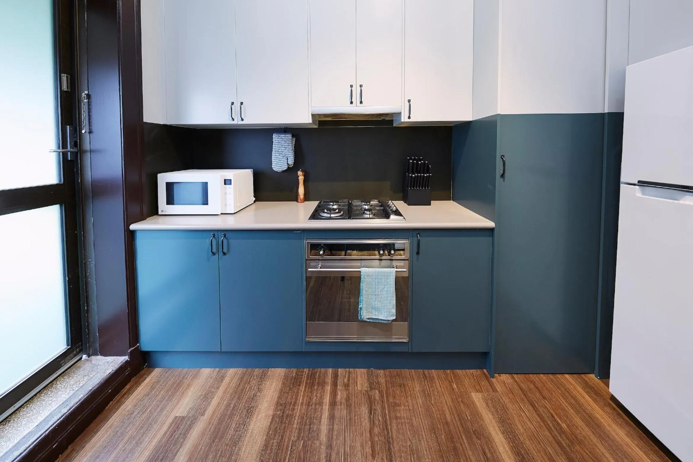 Communal kitchen in Bridgeview Hotel Willoughby