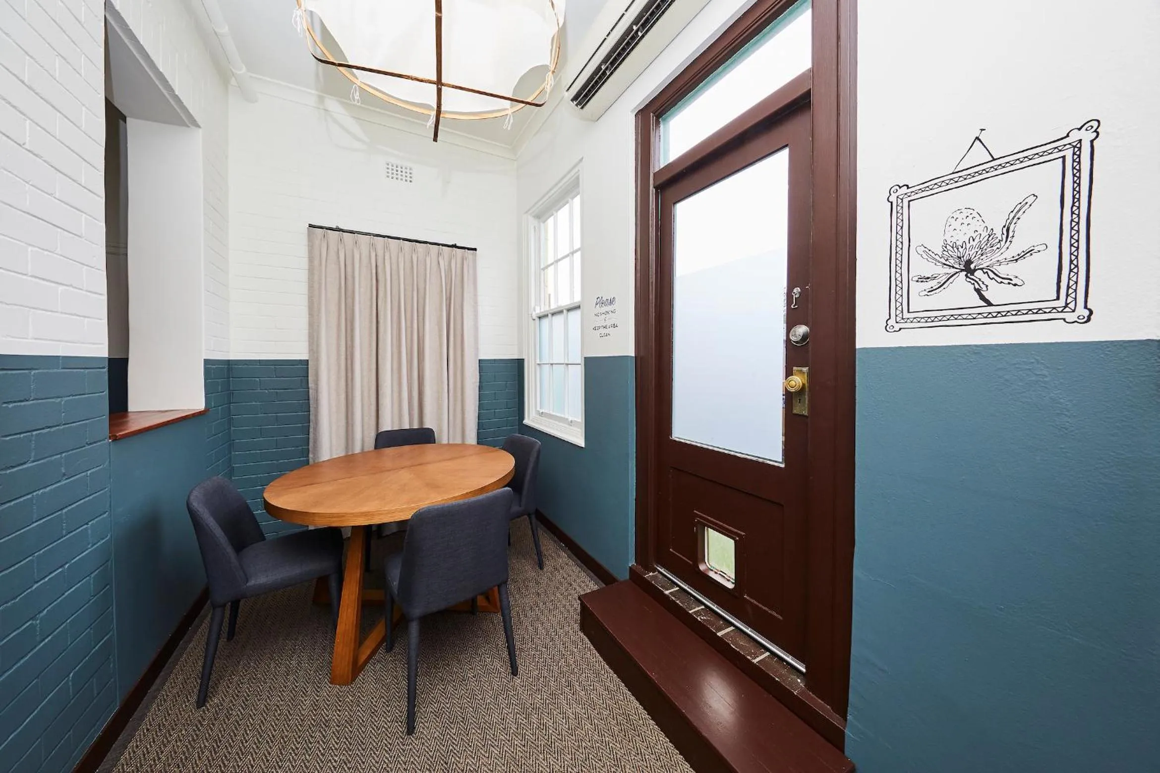 Communal kitchen in Bridgeview Hotel Willoughby