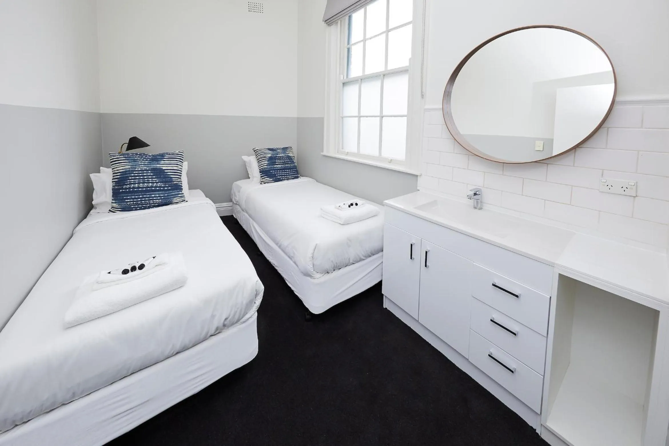 Bedroom, Bed in Bridgeview Hotel Willoughby