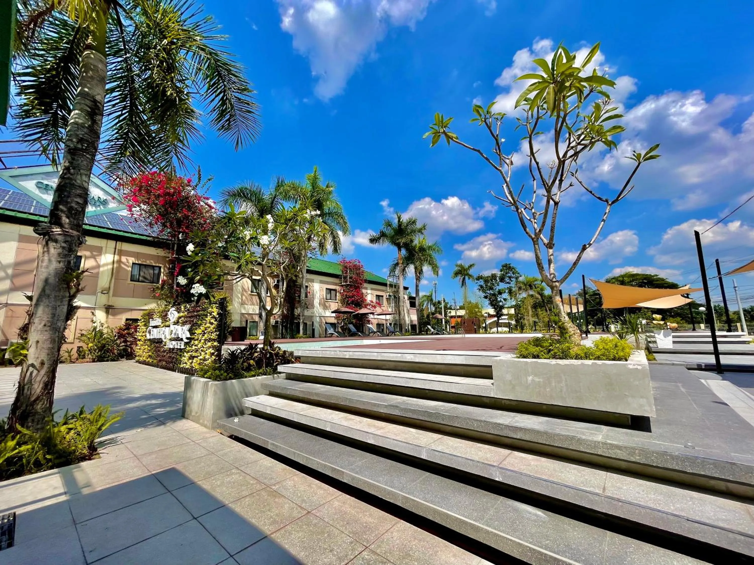 Swimming pool in Luisita Central Park Hotel