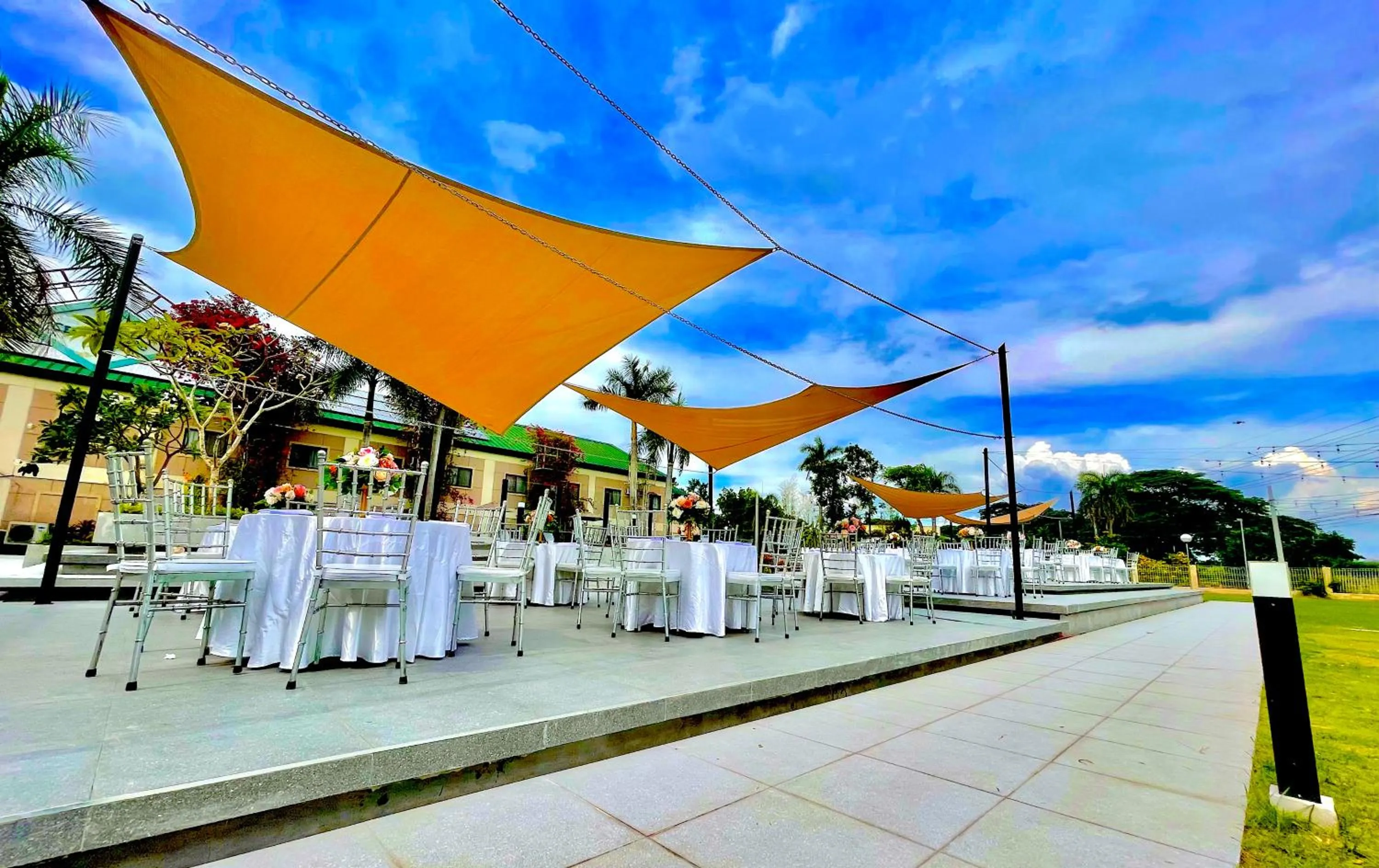 Swimming pool in Luisita Central Park Hotel
