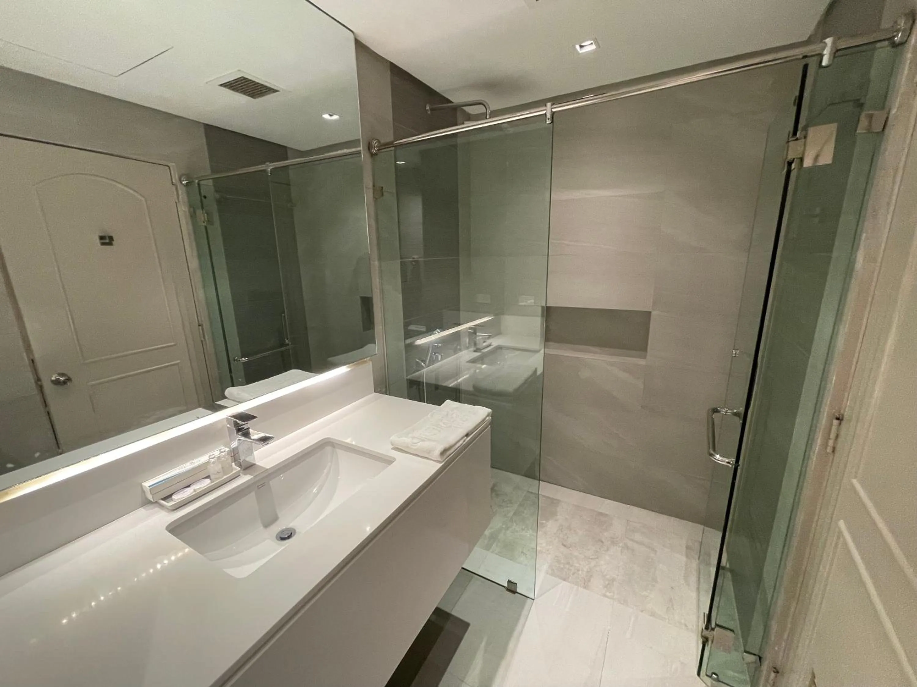 Shower in Luisita Central Park Hotel