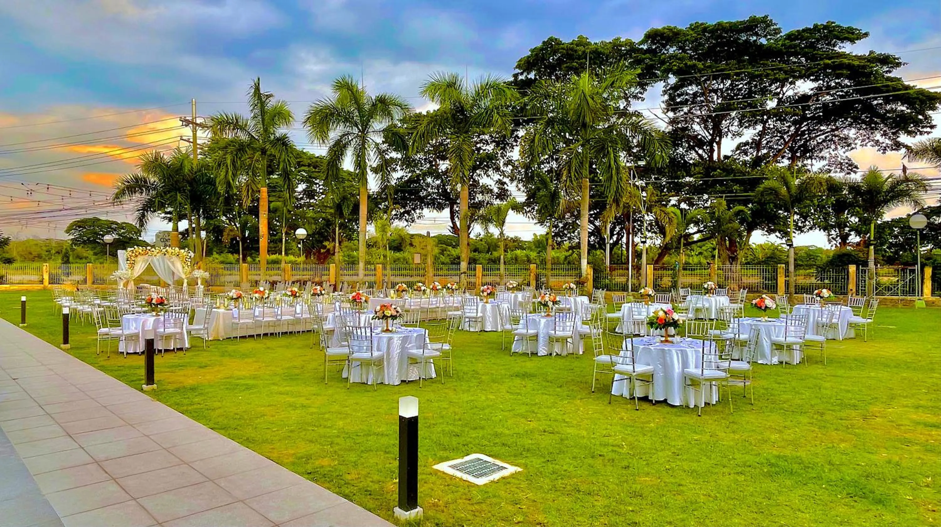 Garden in Luisita Central Park Hotel