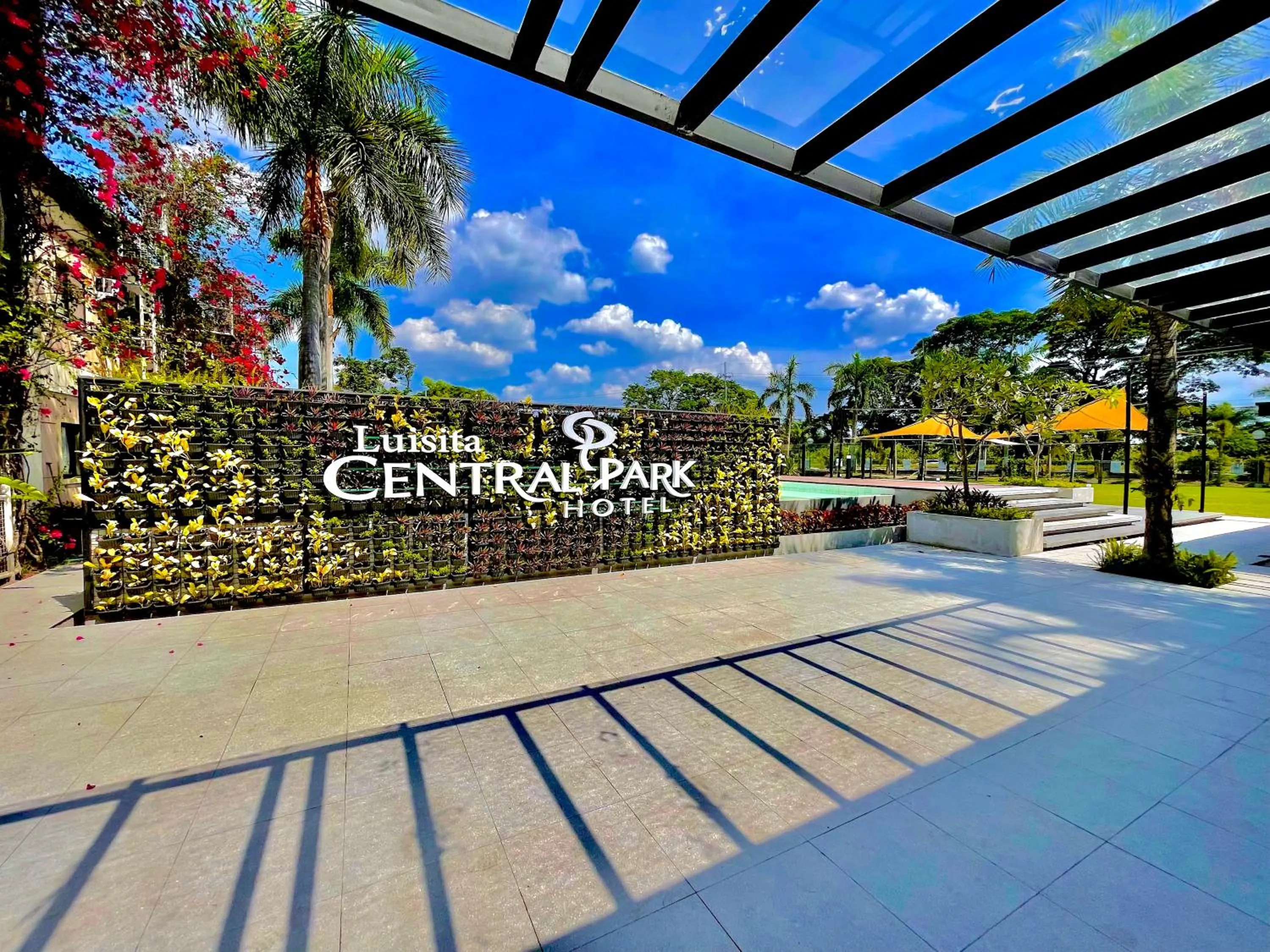 Swimming pool in Luisita Central Park Hotel