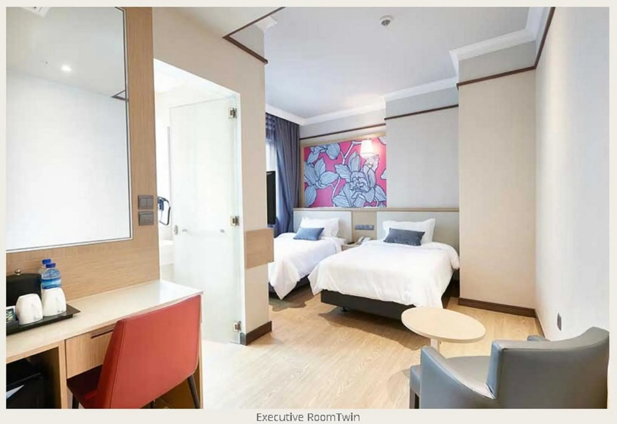 Photo of the whole room, Bed in Hotel Bencoolen at Hong Kong Street