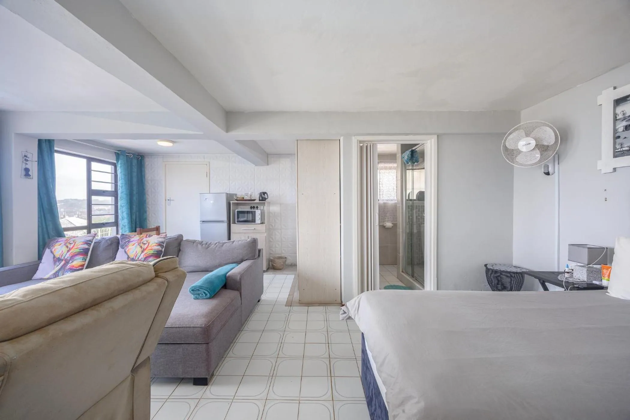 Photo of the whole room, Bed in Beachcomber Bay Guest House In South Africa