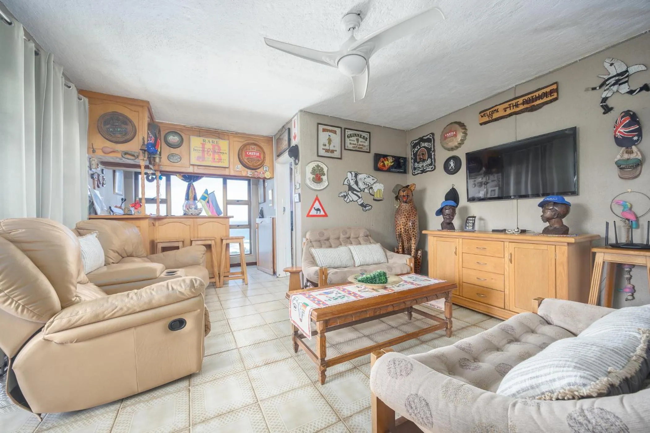 Lounge or bar in Beachcomber Bay Guest House In South Africa