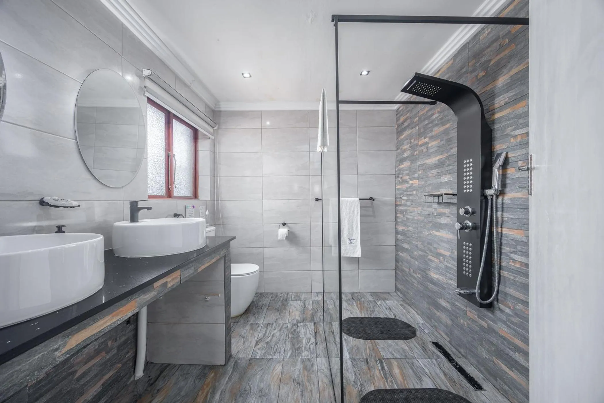 Shower in Beachcomber Bay Guest House In South Africa