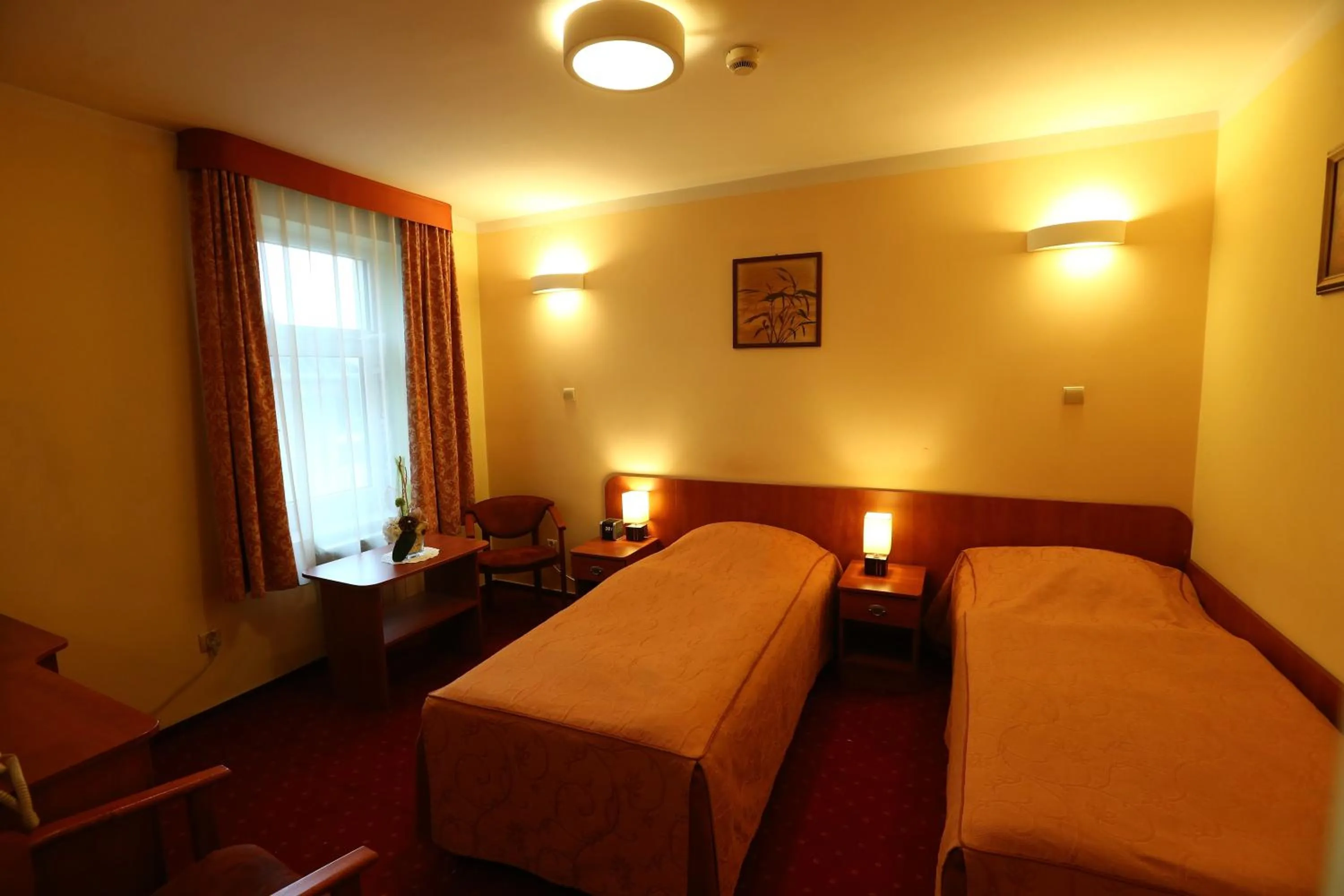 Shower, Bed in Hotel Korona