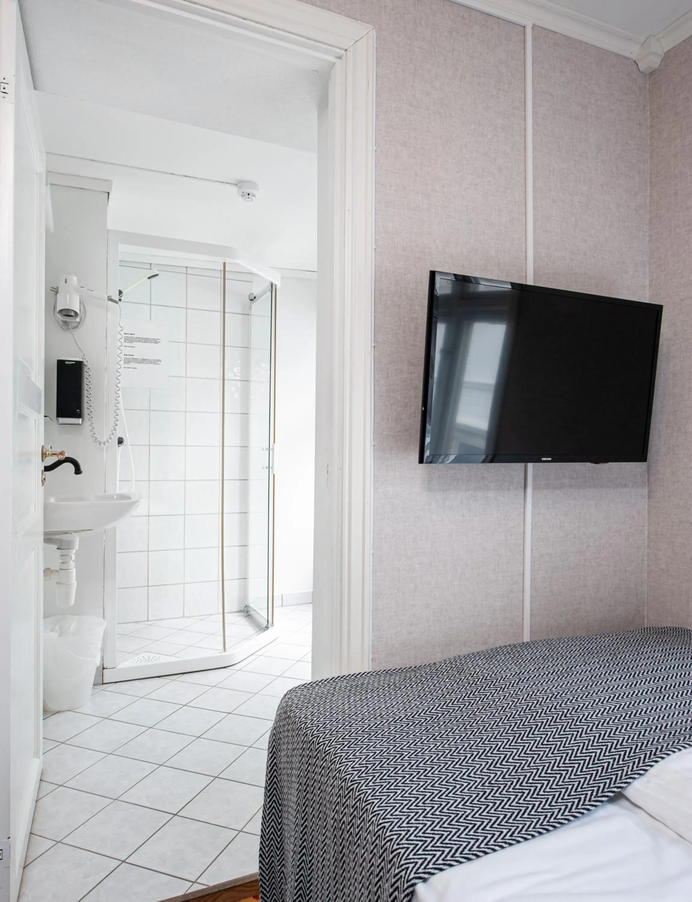Shower, Bed in Kjøbmandsgaarden Hotel