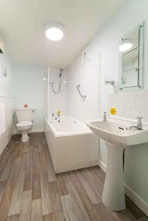 Queen Room with Shared Bathroom in The Tobermory Hotel Queen Room with Shared Bathroom in The Tobermory Hotel