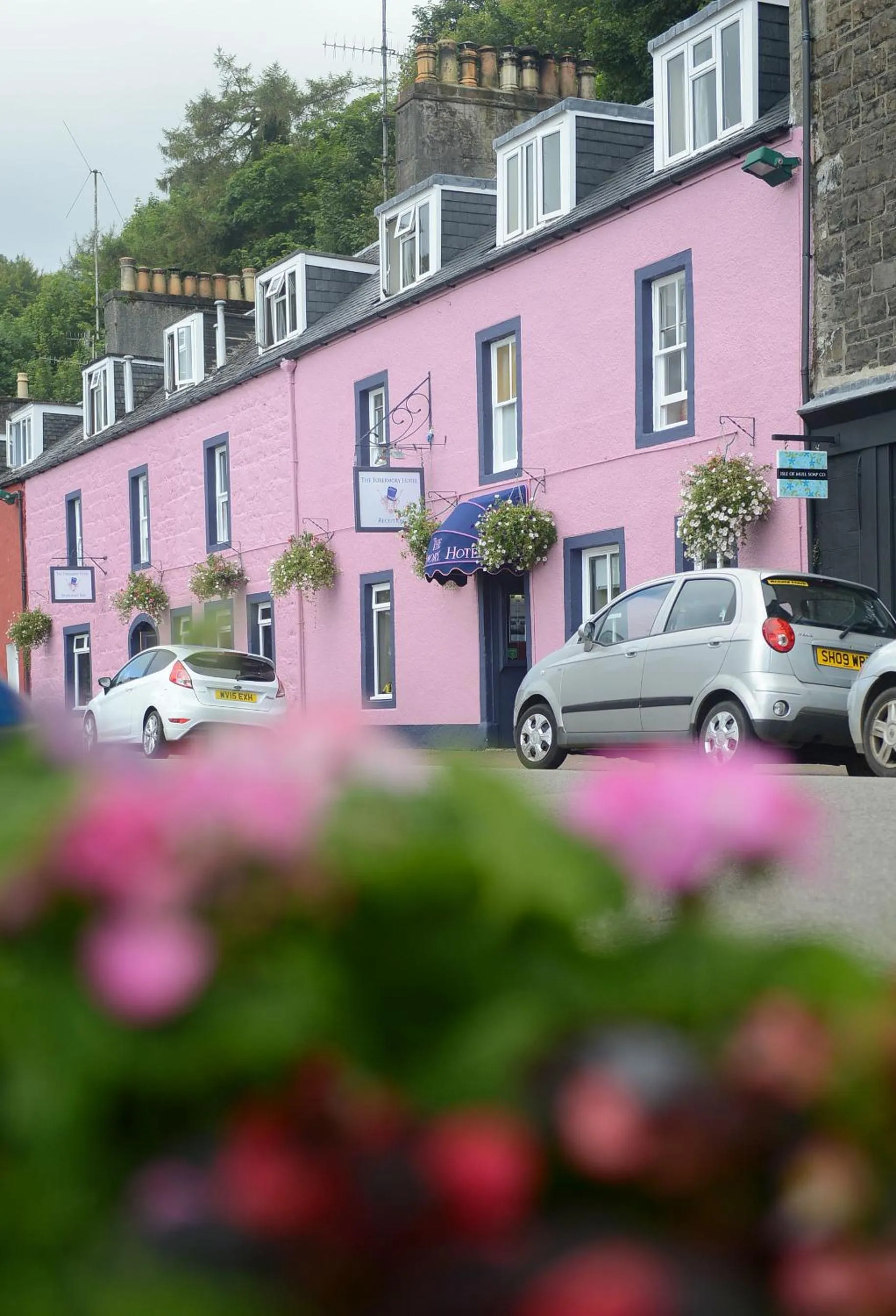 Facade/entrance in The Tobermory Hotel