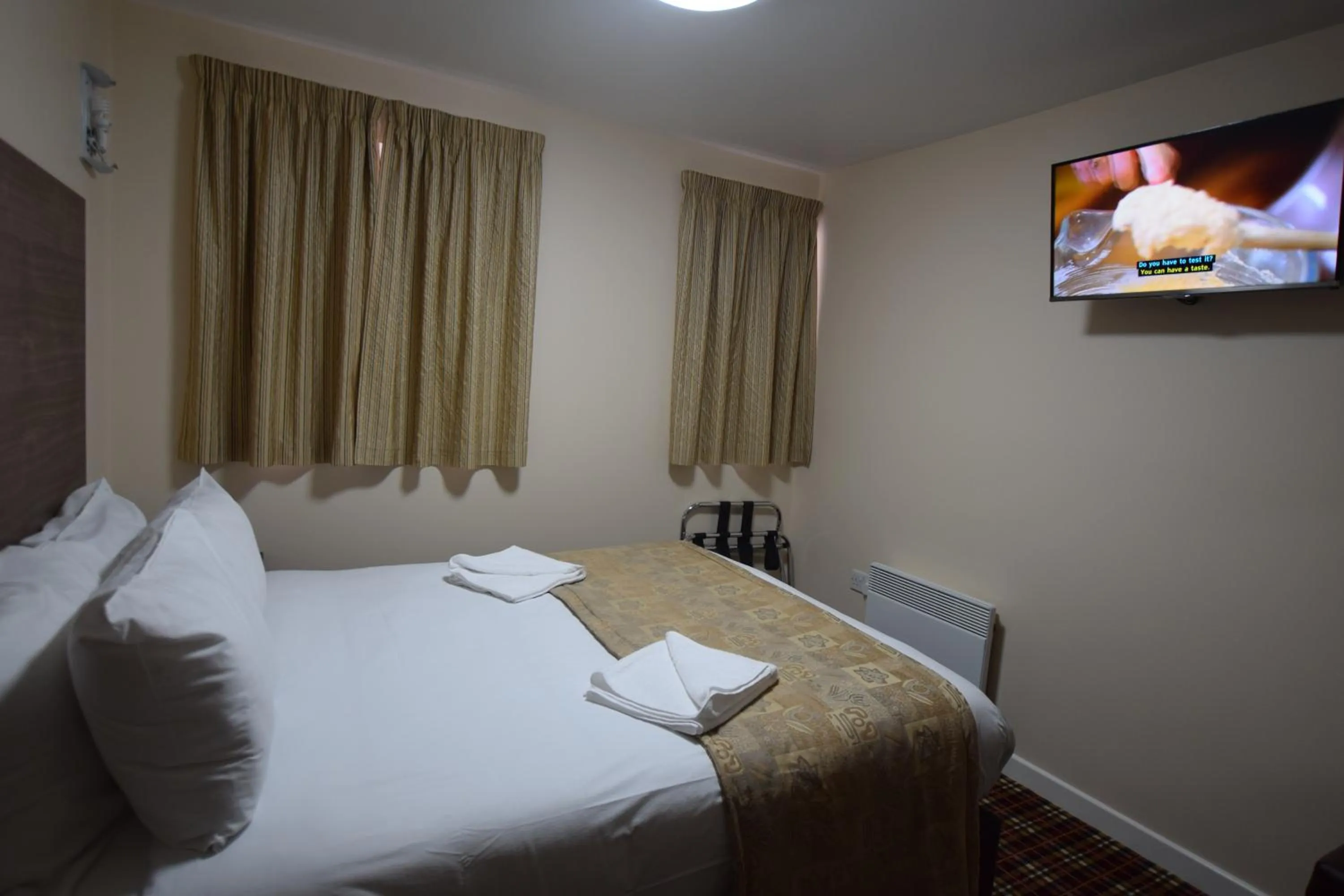 TV and multimedia, Bed in Lucky 8 Hotel