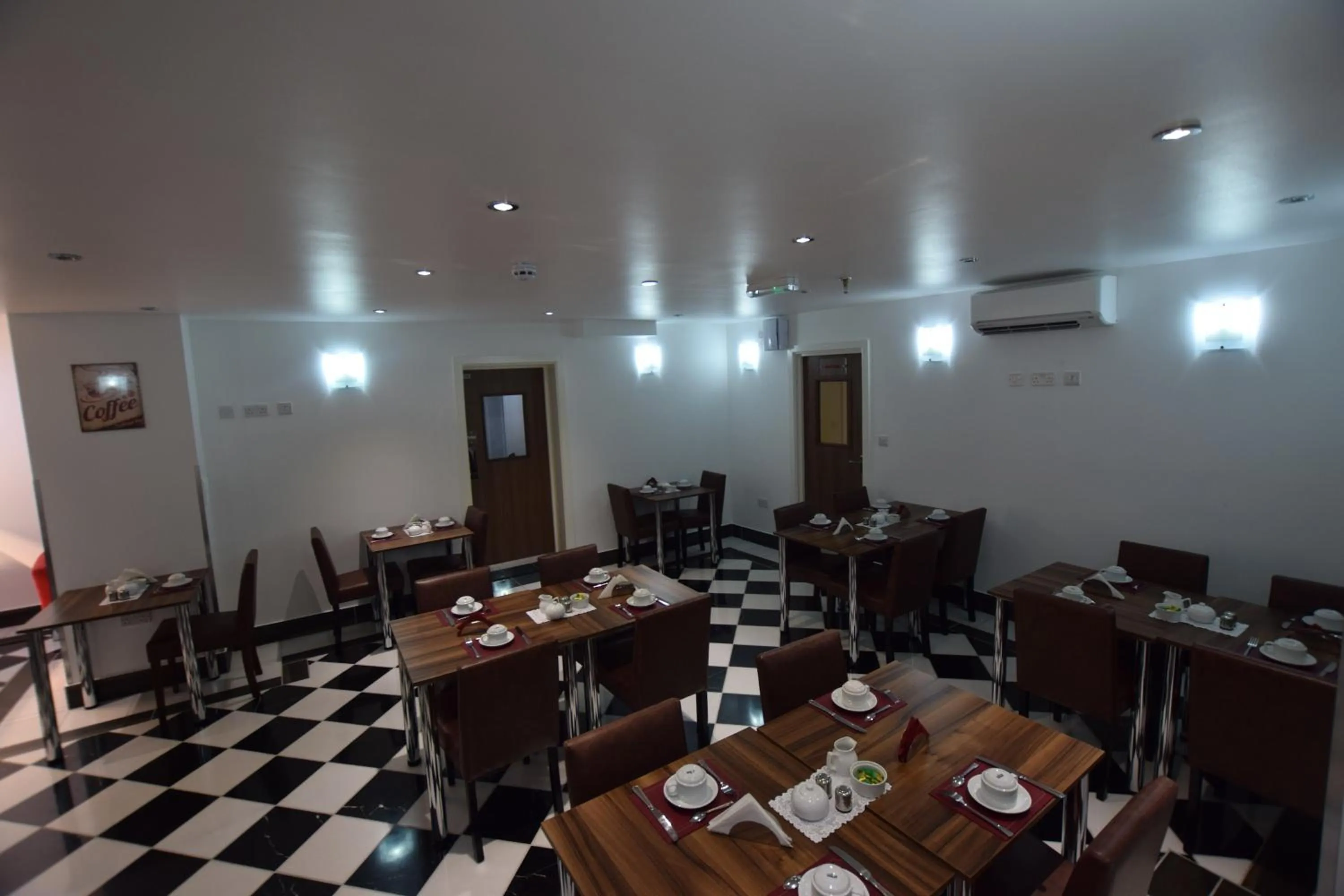Restaurant/places to eat in Lucky 8 Hotel