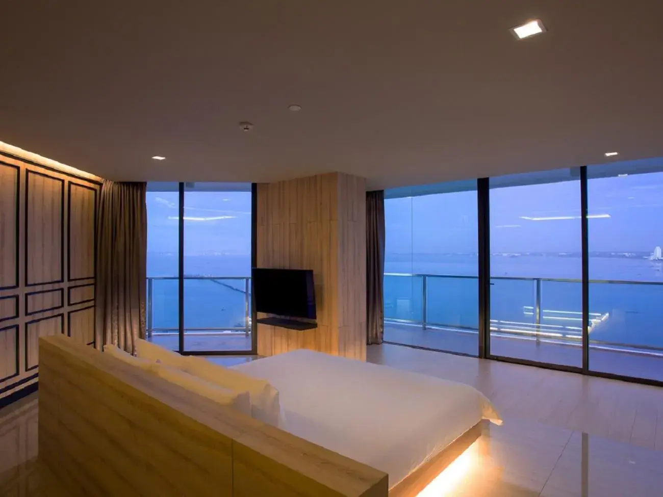 Two-Bedroom Oceanfront Suite in Tsix5 Phenomenal Hotel Pattaya Two-Bedroom Oceanfront Suite in Tsix5 Phenomenal Hotel Pattaya