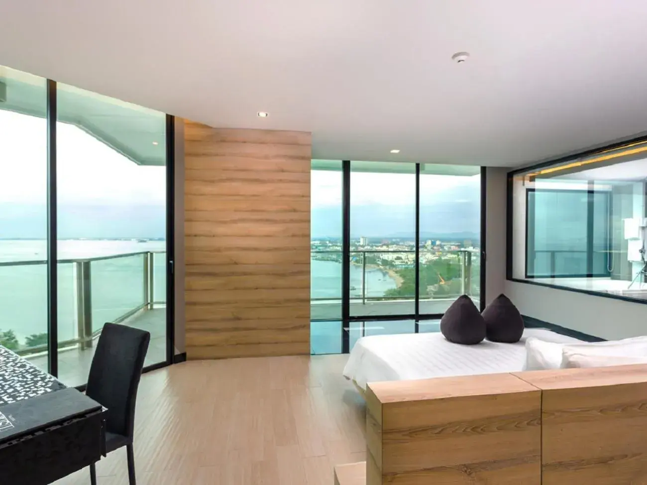One-Bedroom Oceanfront Suite in Tsix5 Phenomenal Hotel Pattaya One-Bedroom Oceanfront Suite in Tsix5 Phenomenal Hotel Pattaya