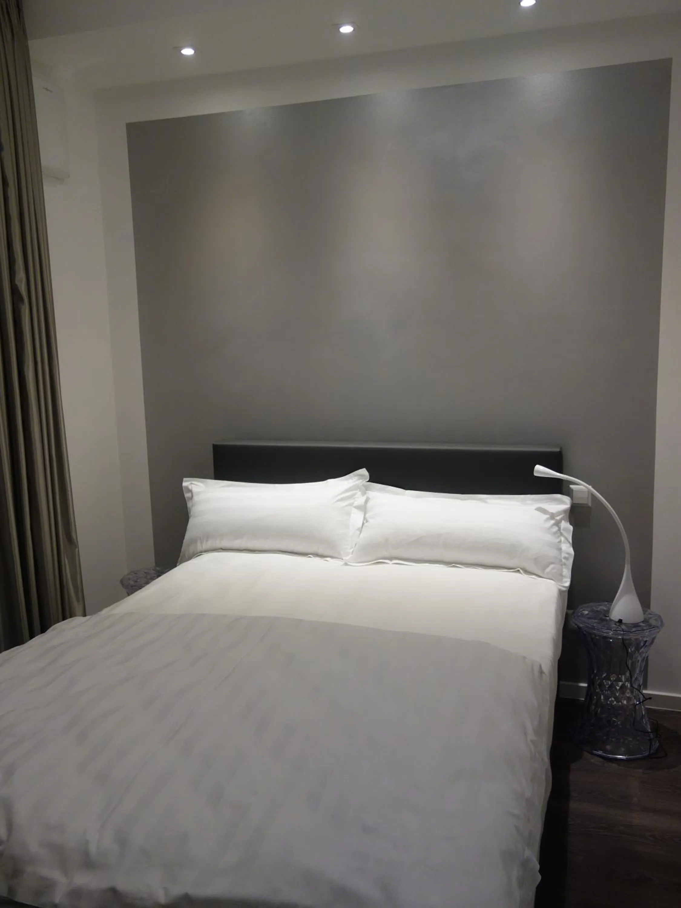 Photo of the whole room, Bed in Victoria Living