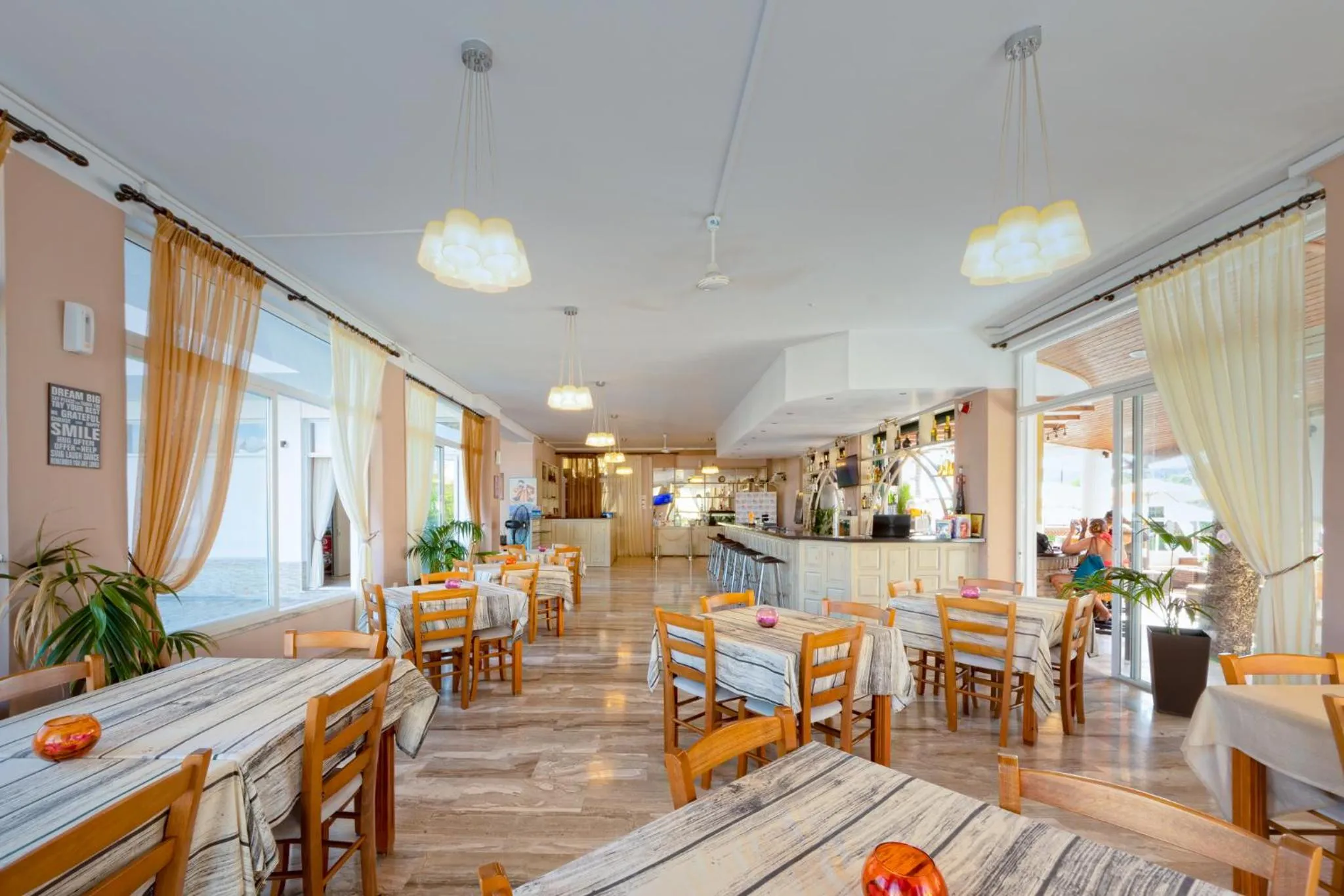 Restaurant/places to eat in Chandris Apartments