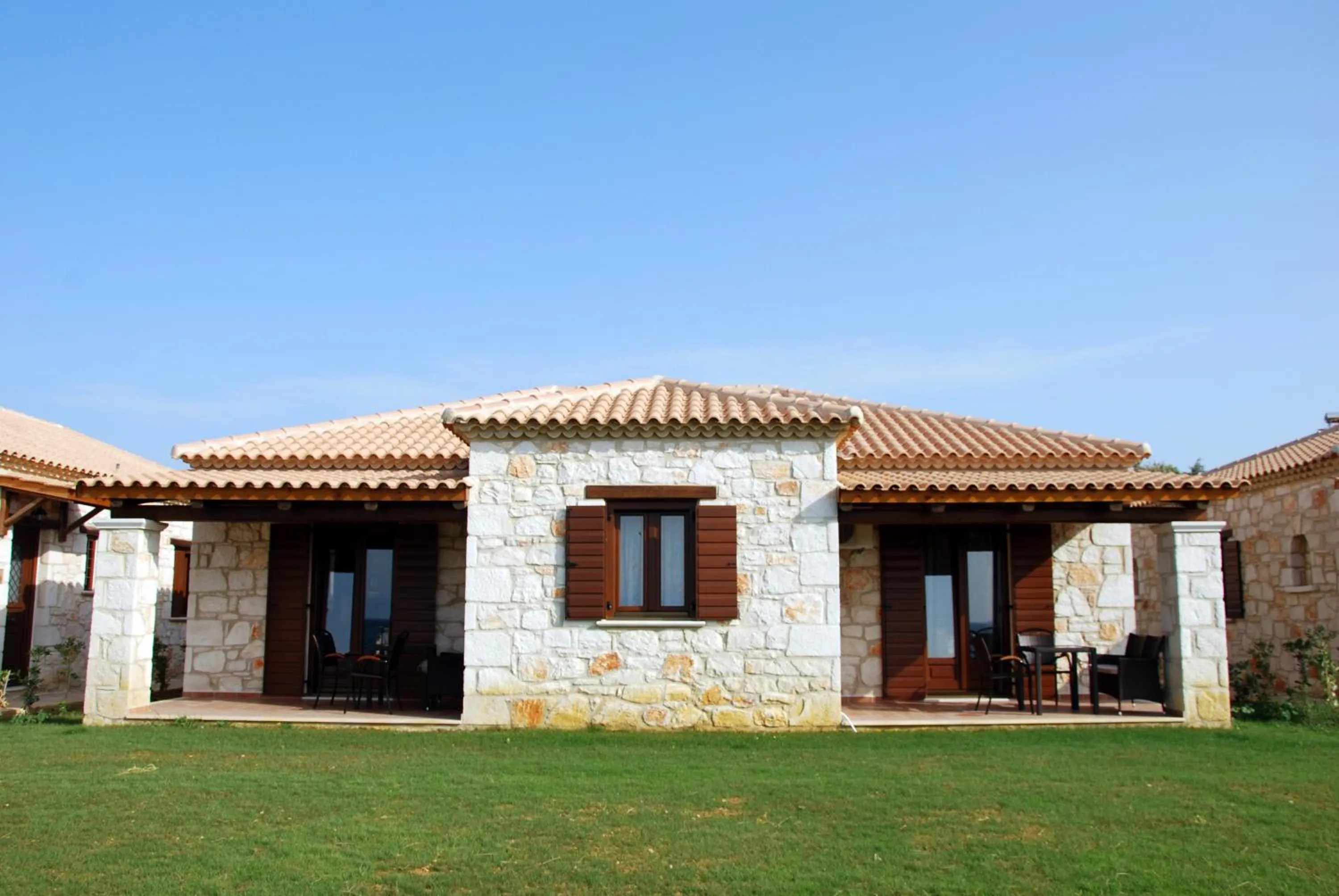 Property building in Kavos Psarou Villas