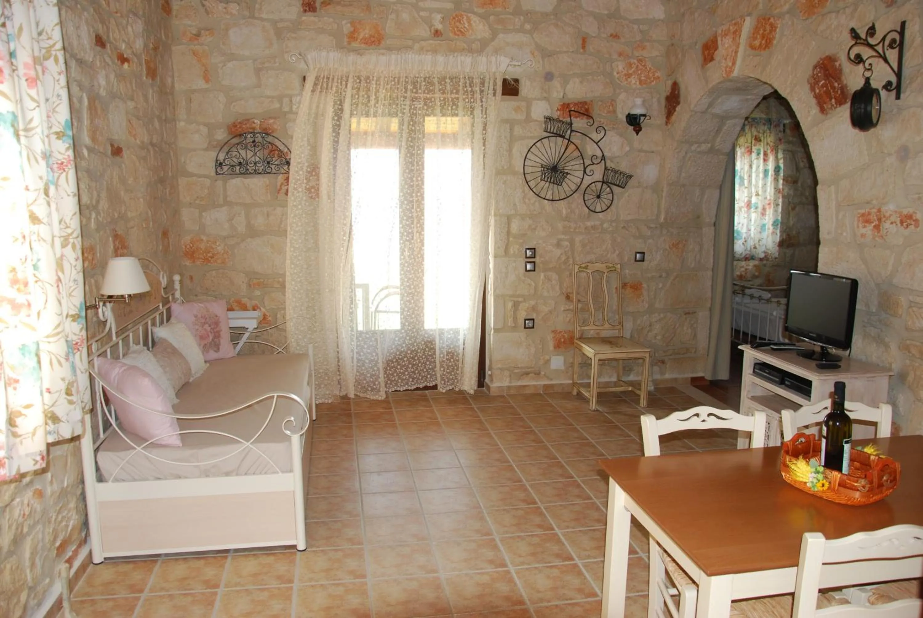 Dining area in Kavos Psarou Villas