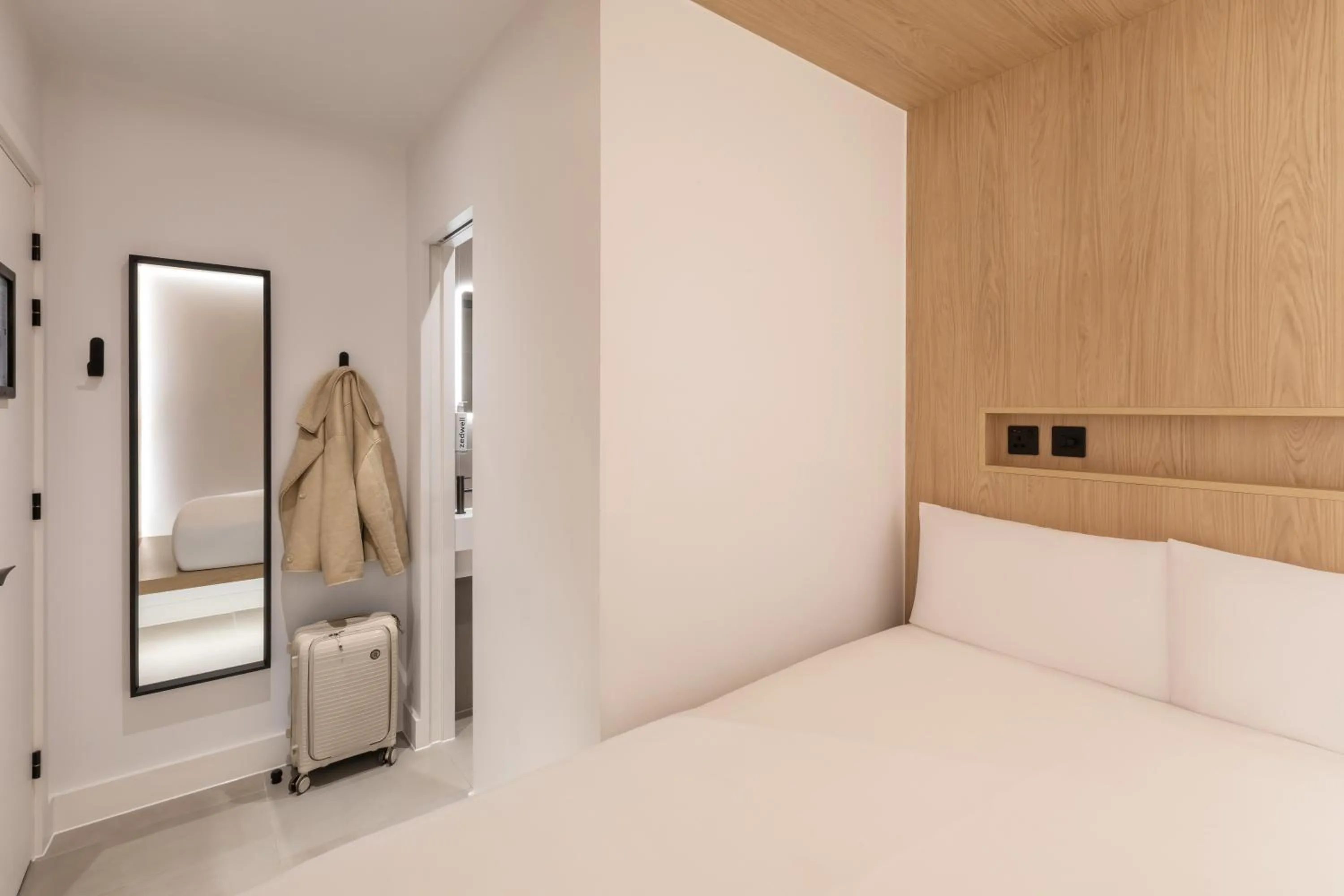 Bedroom, Bed in Zedwell Underground Hotel Park Lane