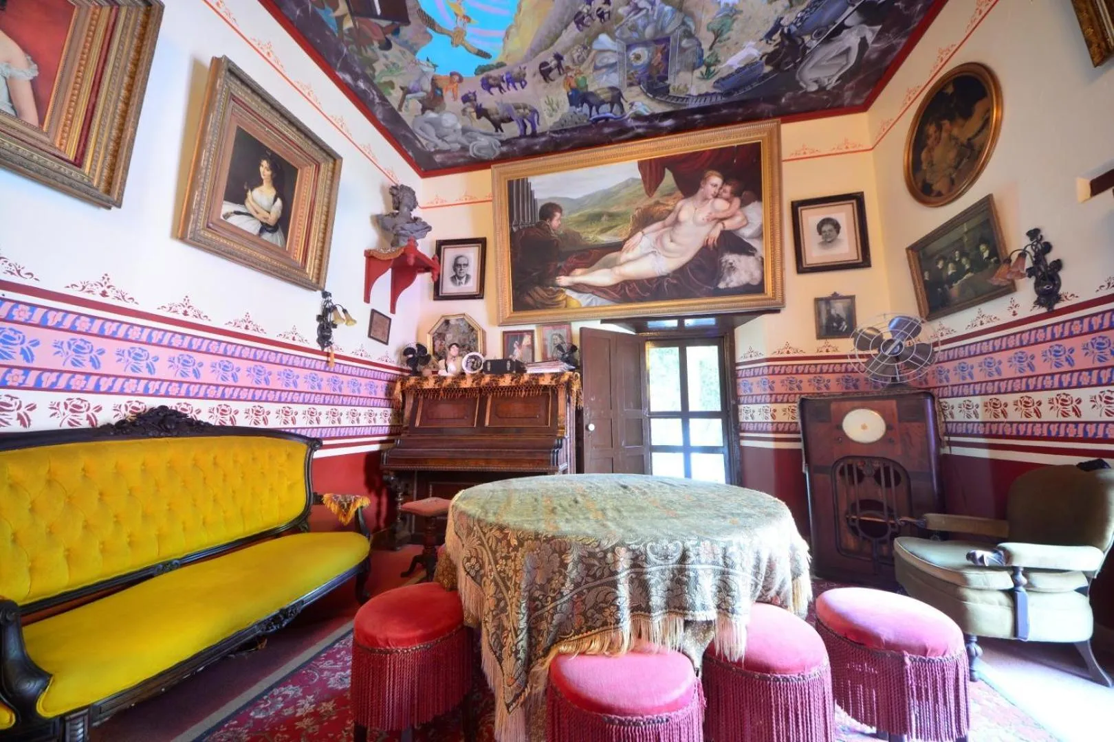 Living room in Copper Canyon Riverside Lodge