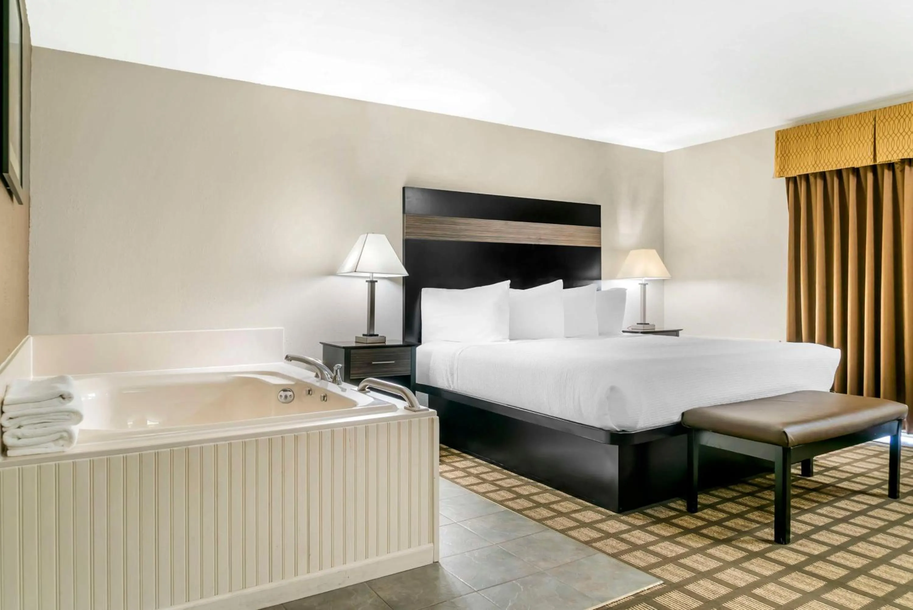 Bedroom, Bed in Best Western Beacon Inn