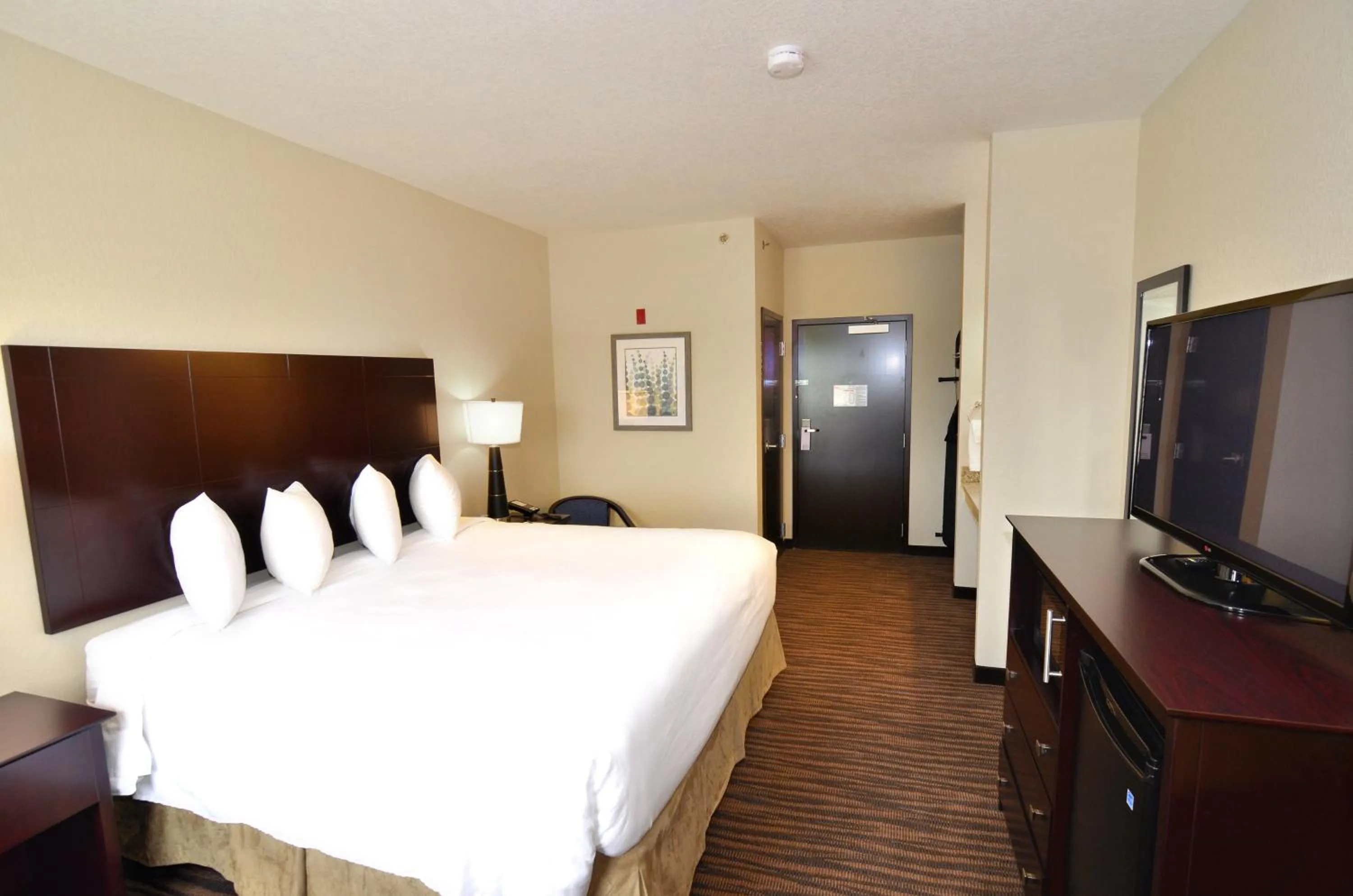 Bed in Cobblestone Inn & Suites - Holstein