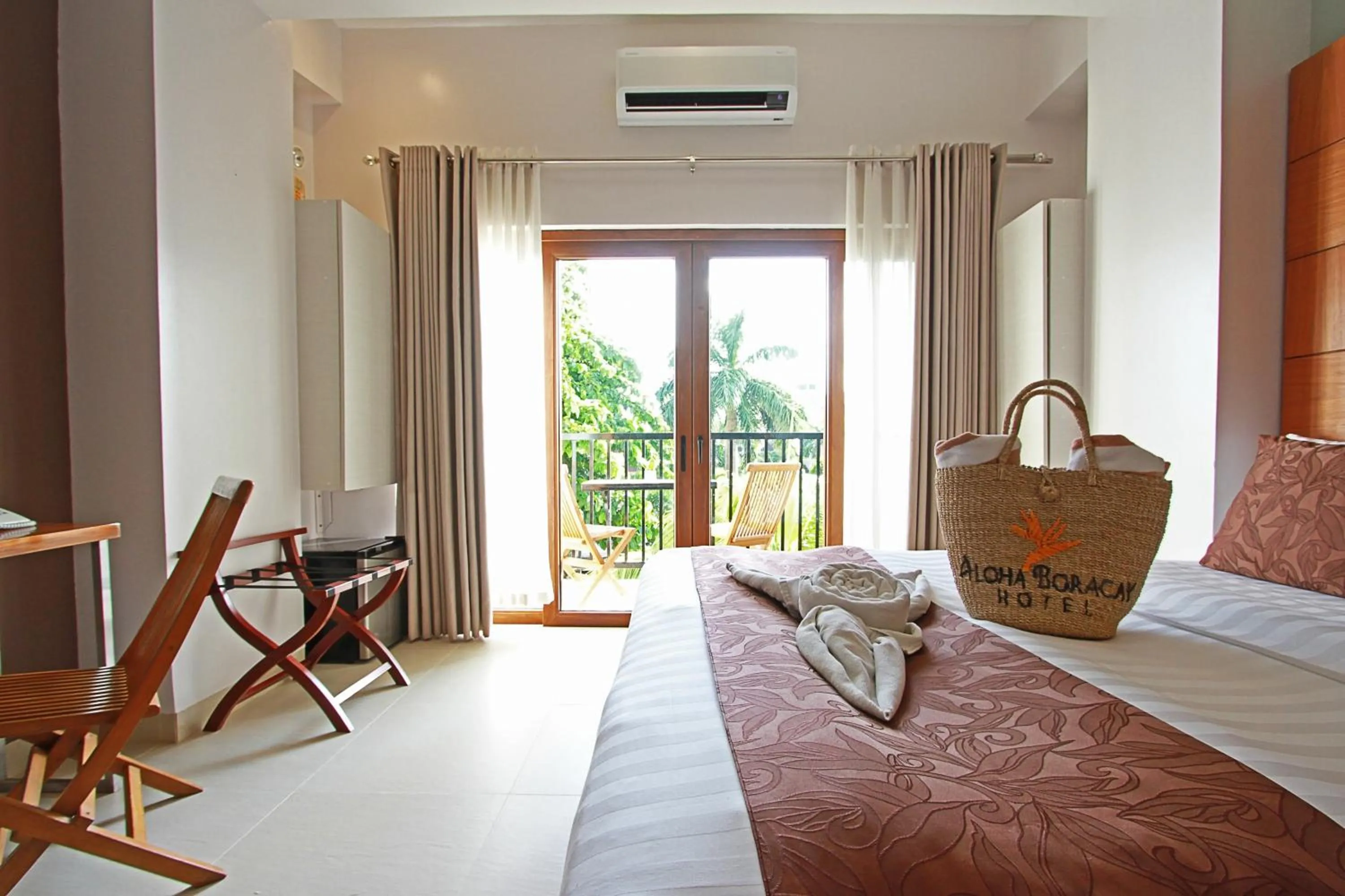 Balcony/Terrace, Bed in Aloha Boracay Hotel