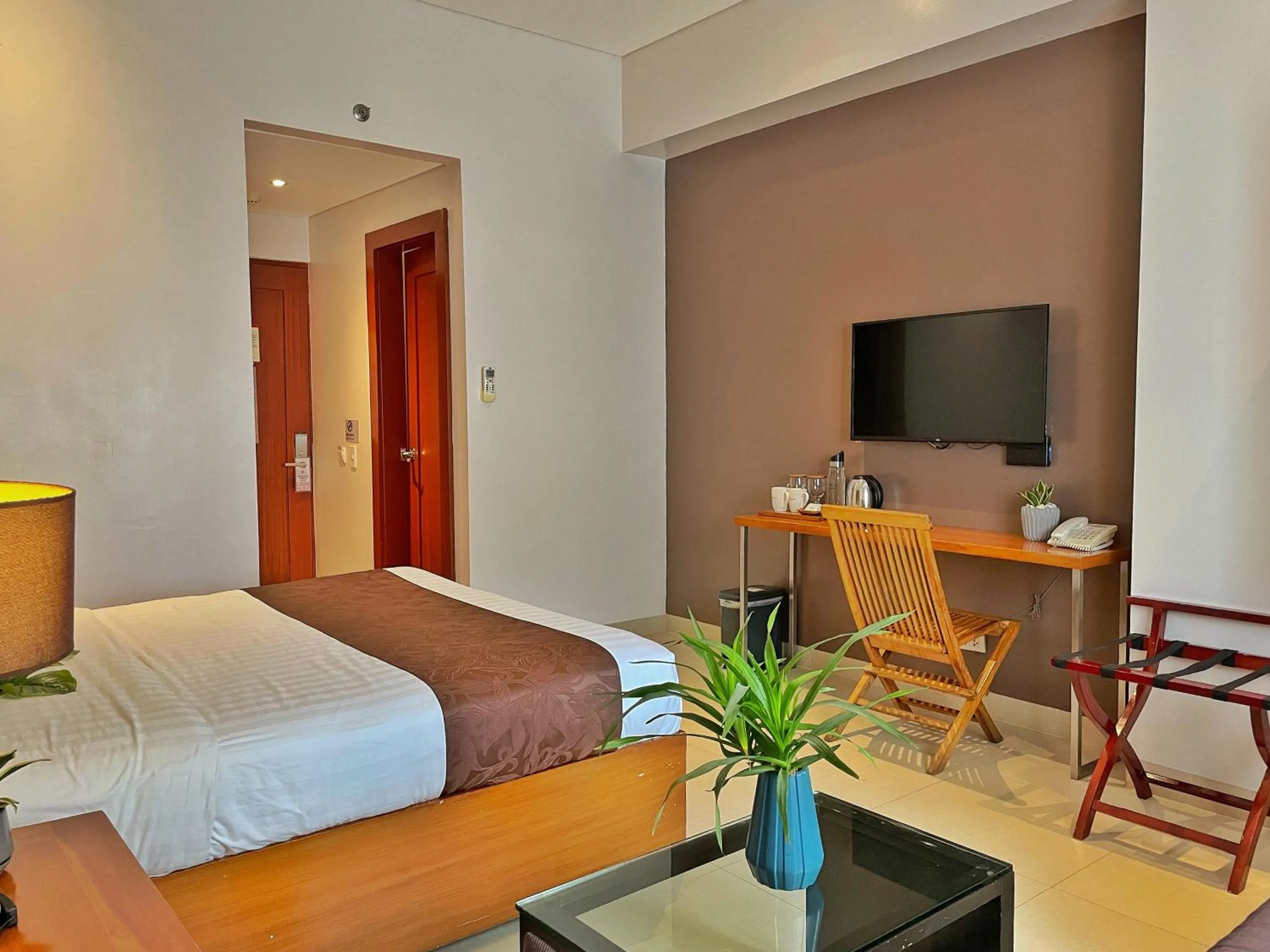 TV and multimedia, Bed in Aloha Boracay Hotel