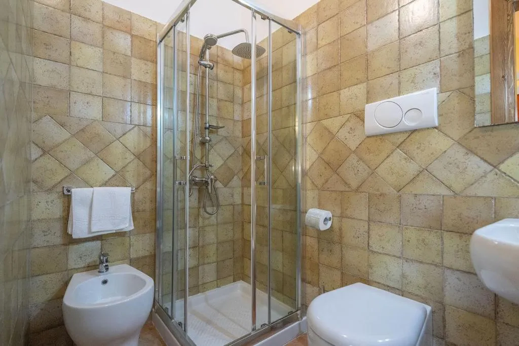 Shower in Gli Allori - Fuga dalla città