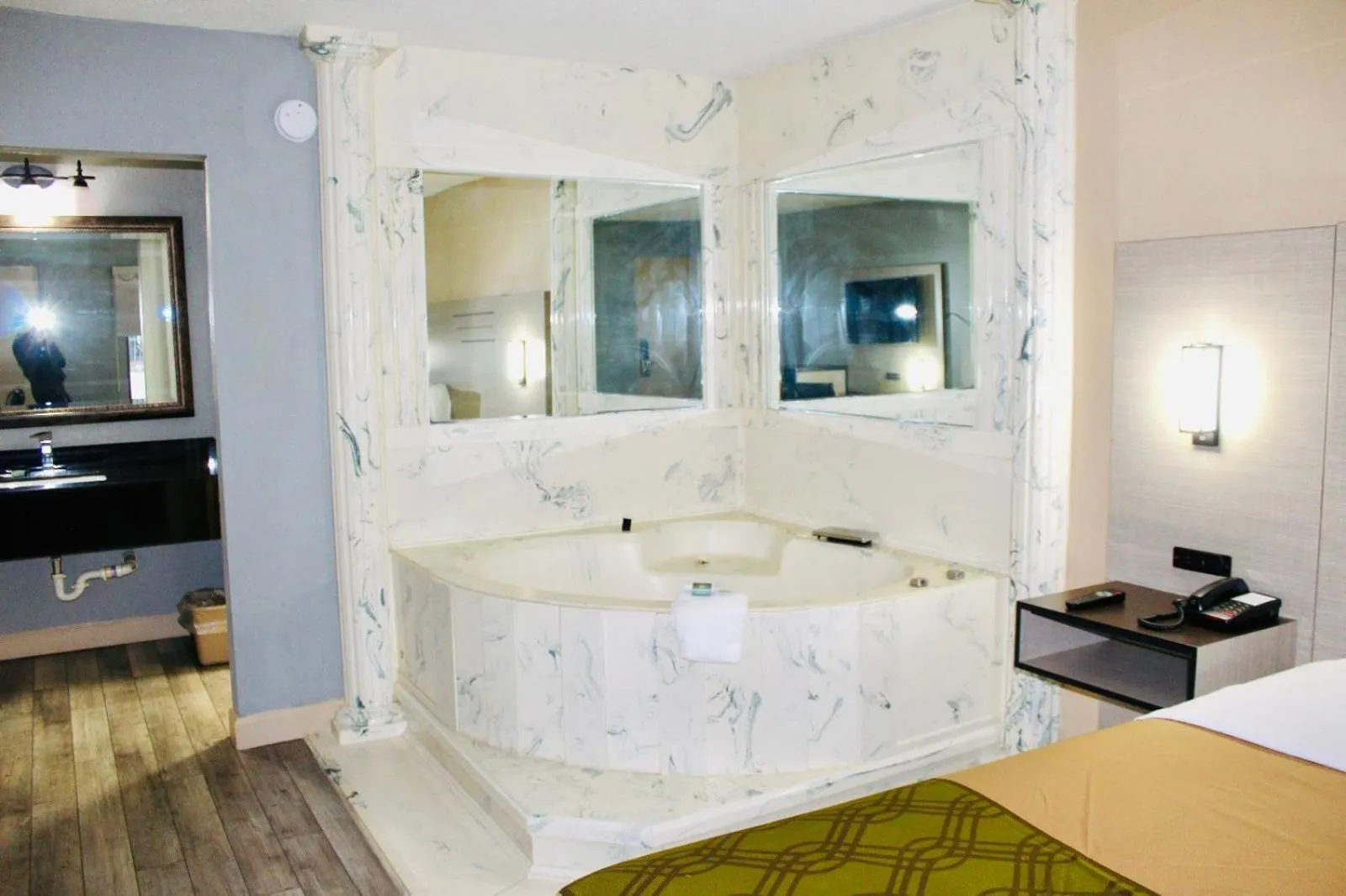 Bed in Milan inn & Suites